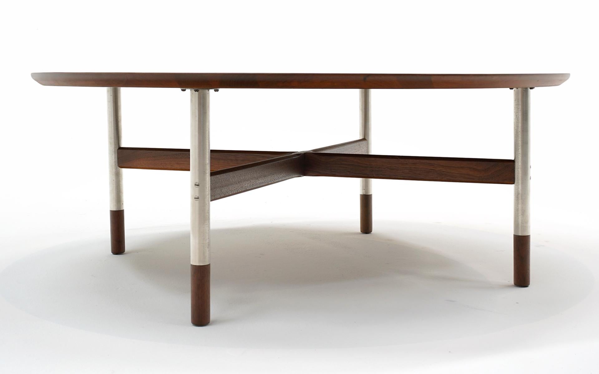 Table basse ronde dans le style de Finn Juhl. Pieds en chrome satiné Dessus et pieds en noyer Bon état - En vente à Kansas City, MO