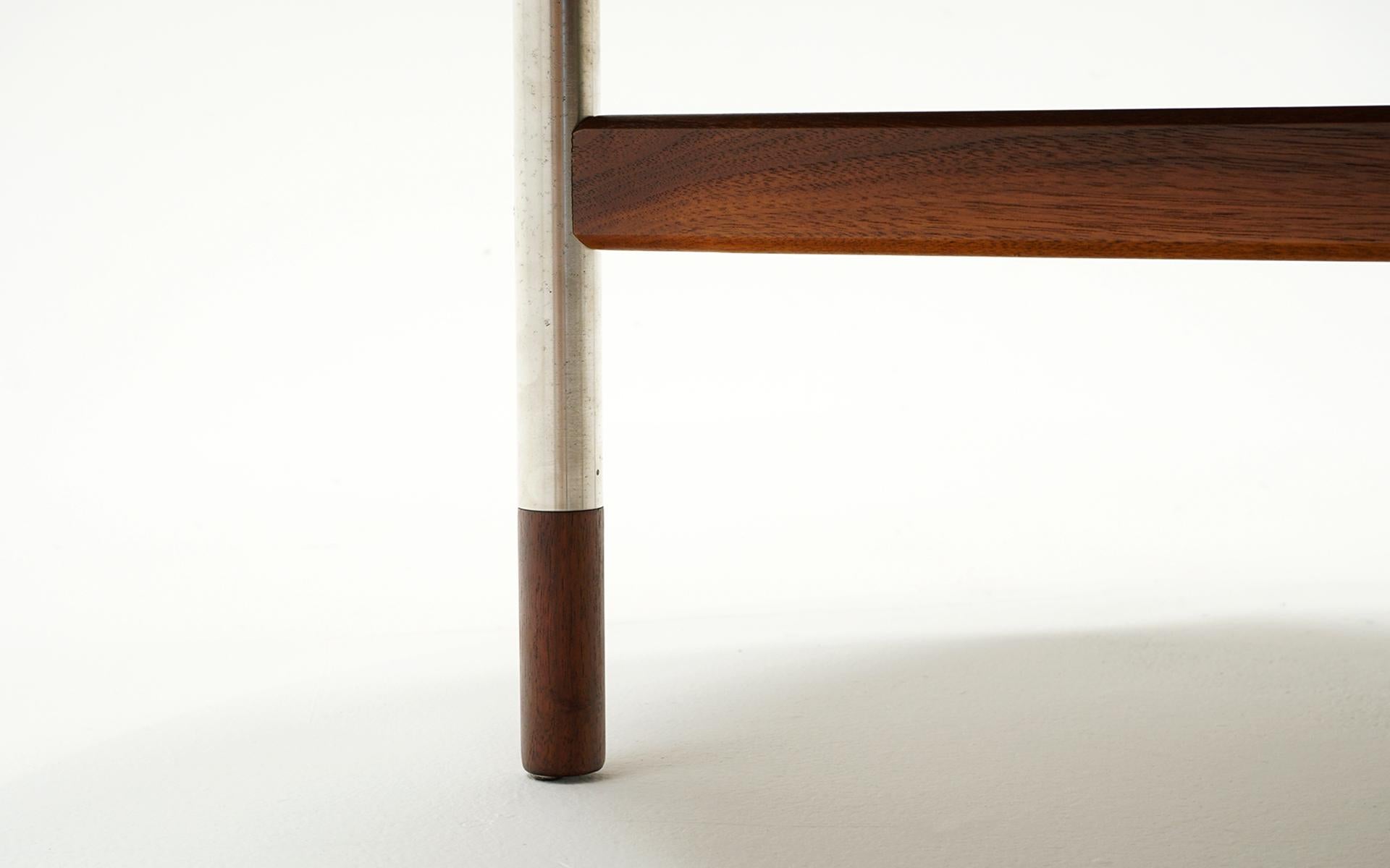 Milieu du XXe siècle Table basse ronde dans le style de Finn Juhl. Pieds en chrome satiné Dessus et pieds en noyer en vente