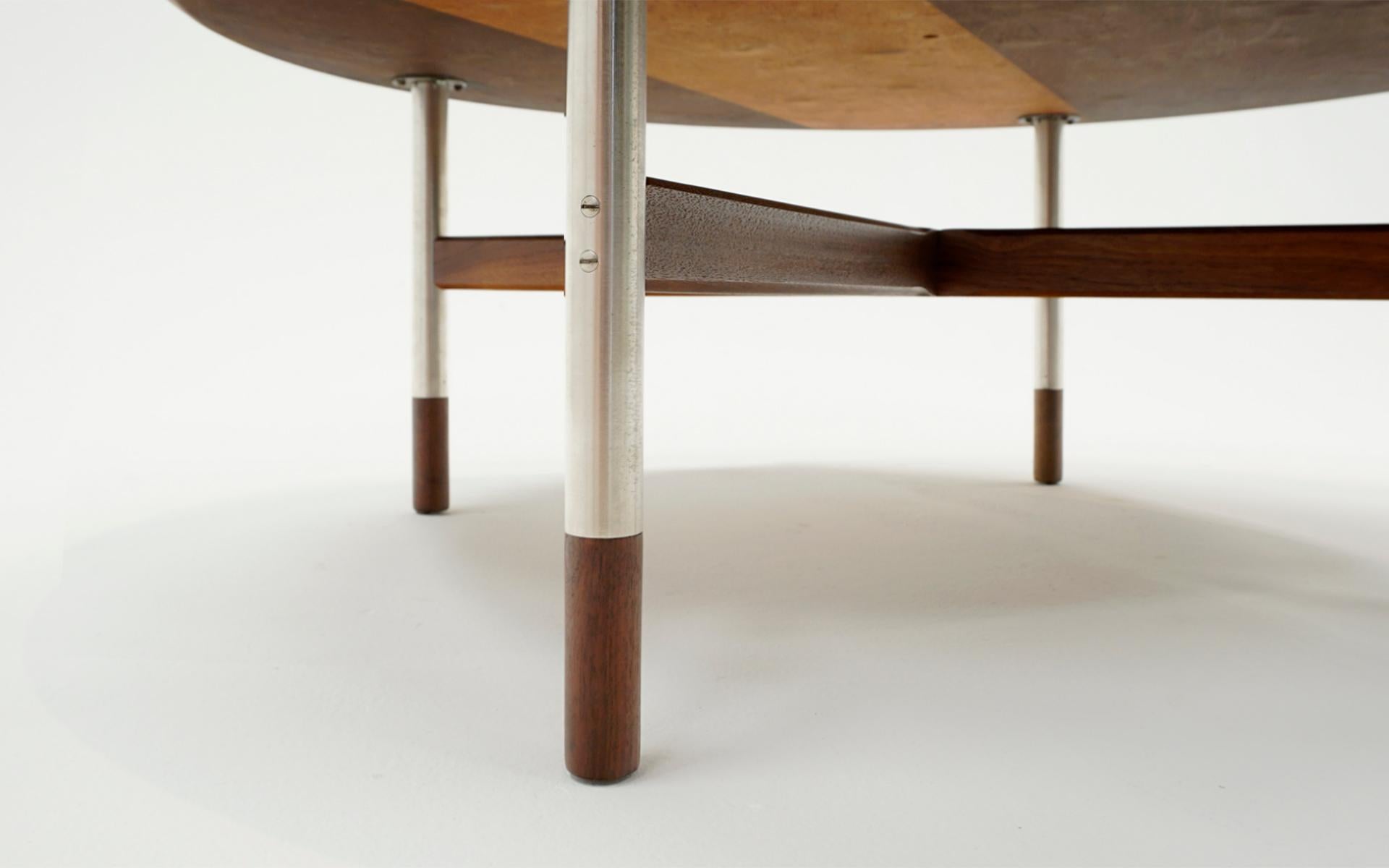 Chrome Table basse ronde dans le style de Finn Juhl. Pieds en chrome satiné Dessus et pieds en noyer en vente