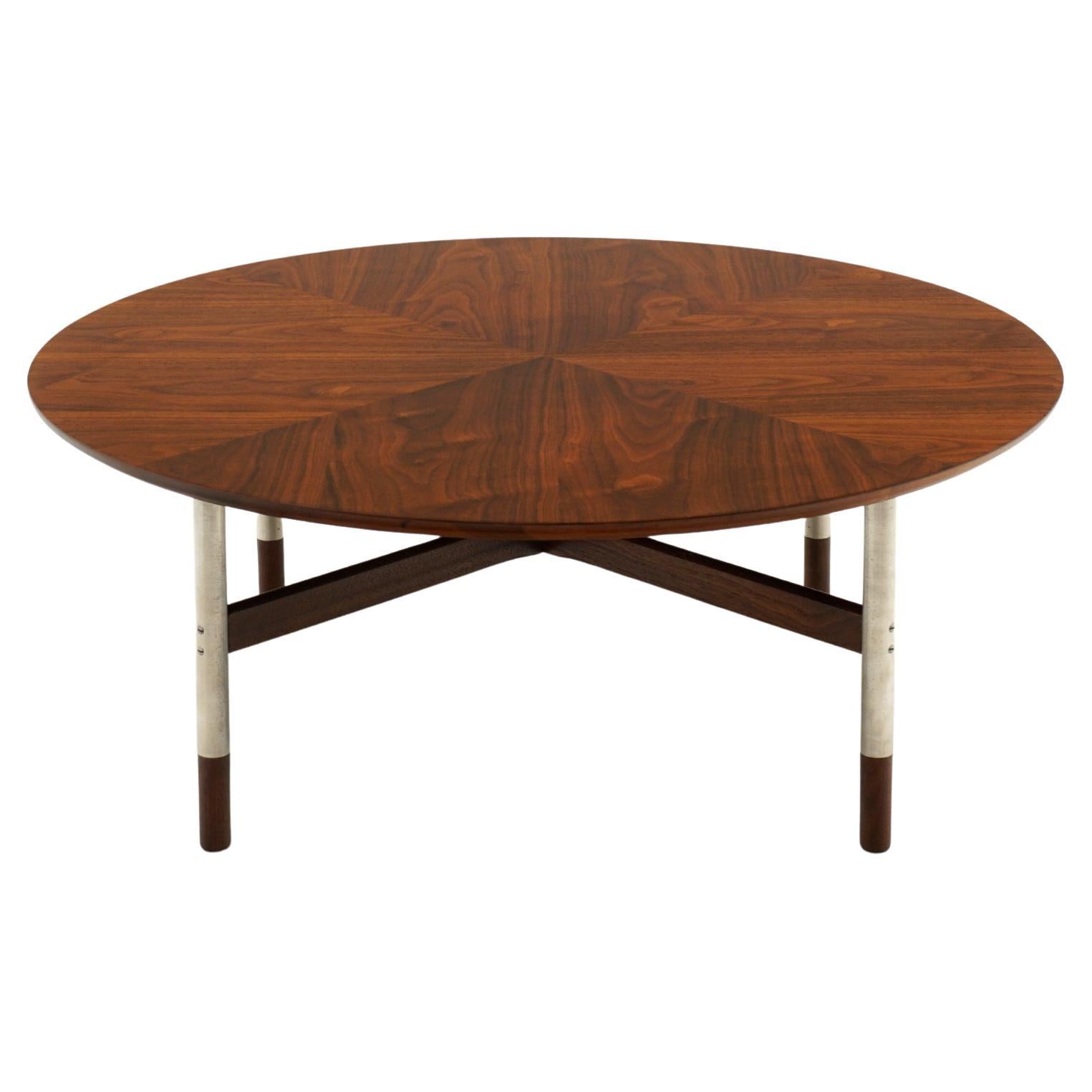 Table basse ronde dans le style de Finn Juhl. Pieds en chrome satiné Dessus et pieds en noyer en vente