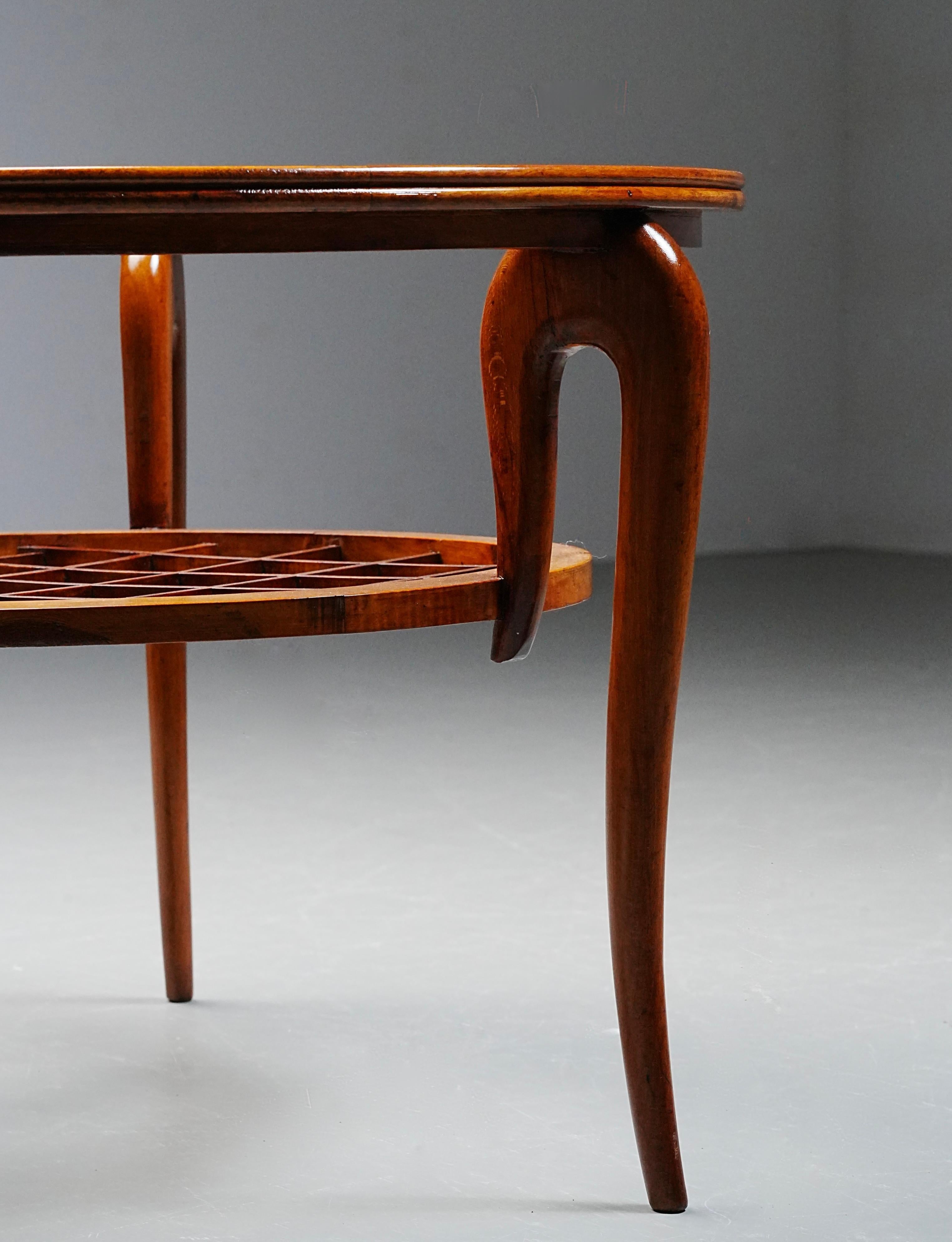 Mid-Century Modern Round Coffee Table in Walnut and Glass, Italy, 1950's For Sale