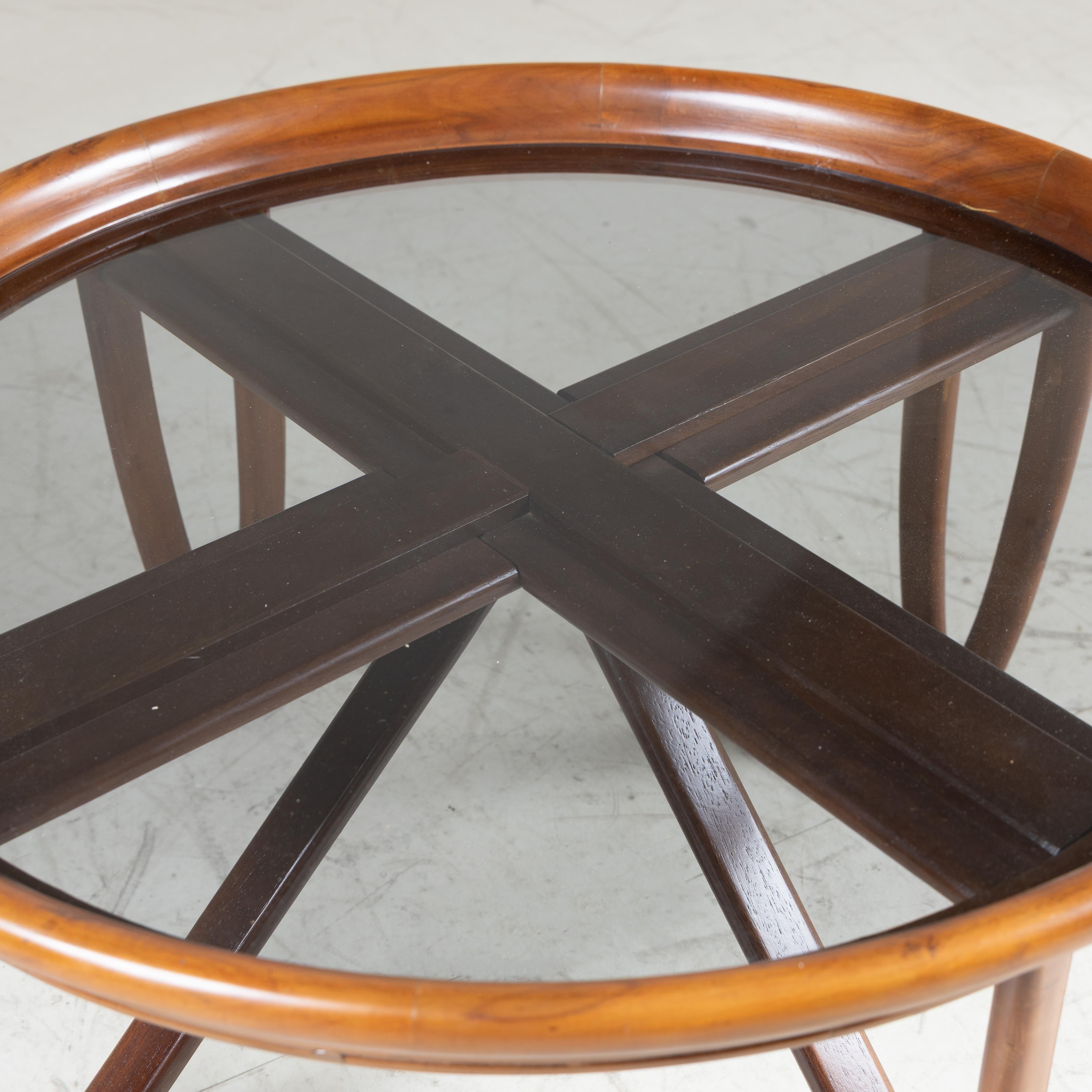 Round coffee table in wood and glass Brazilian production 1950 For Sale 6