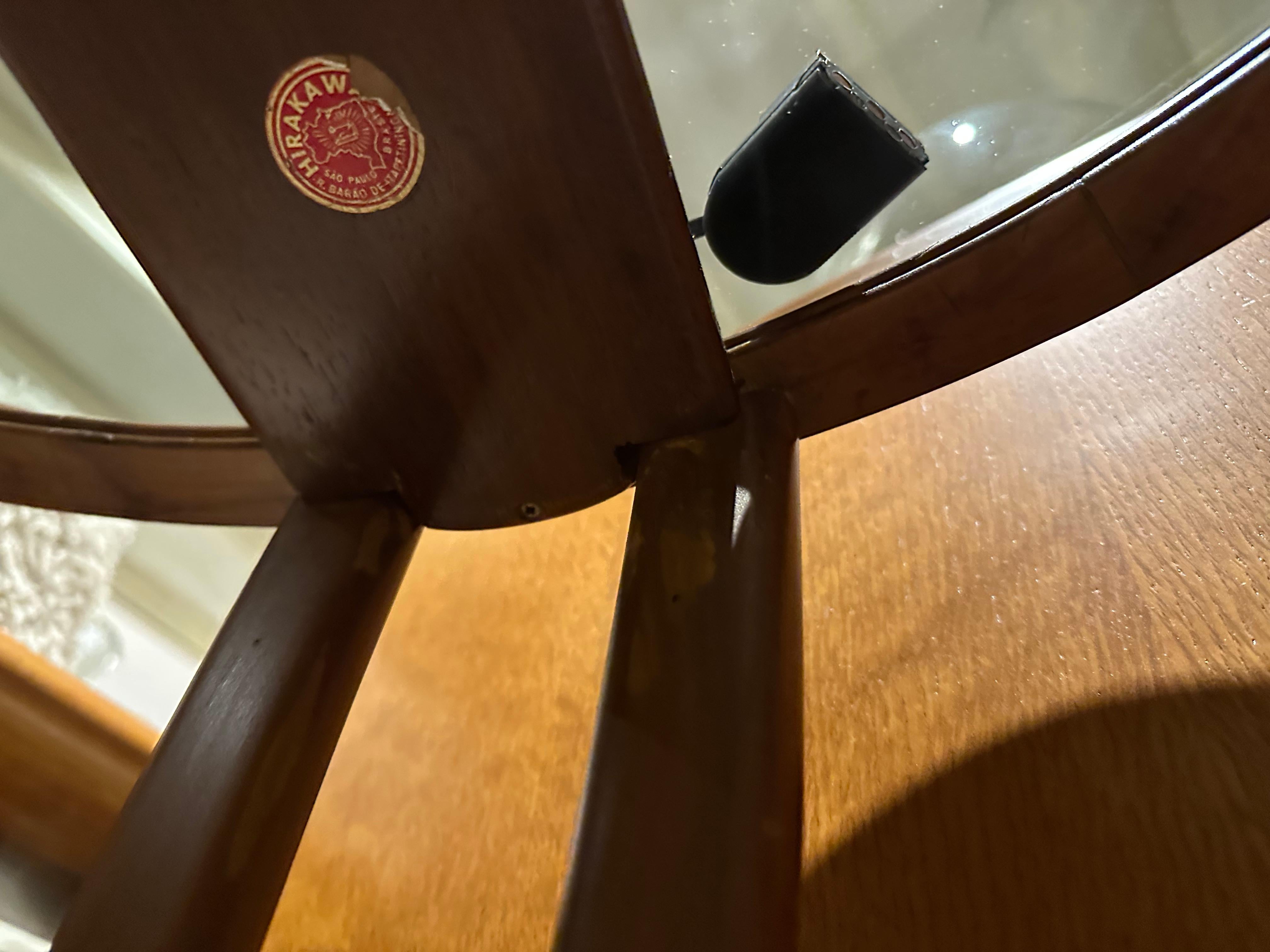 Round coffee table in wood and glass Brazilian production 1950 For Sale 7