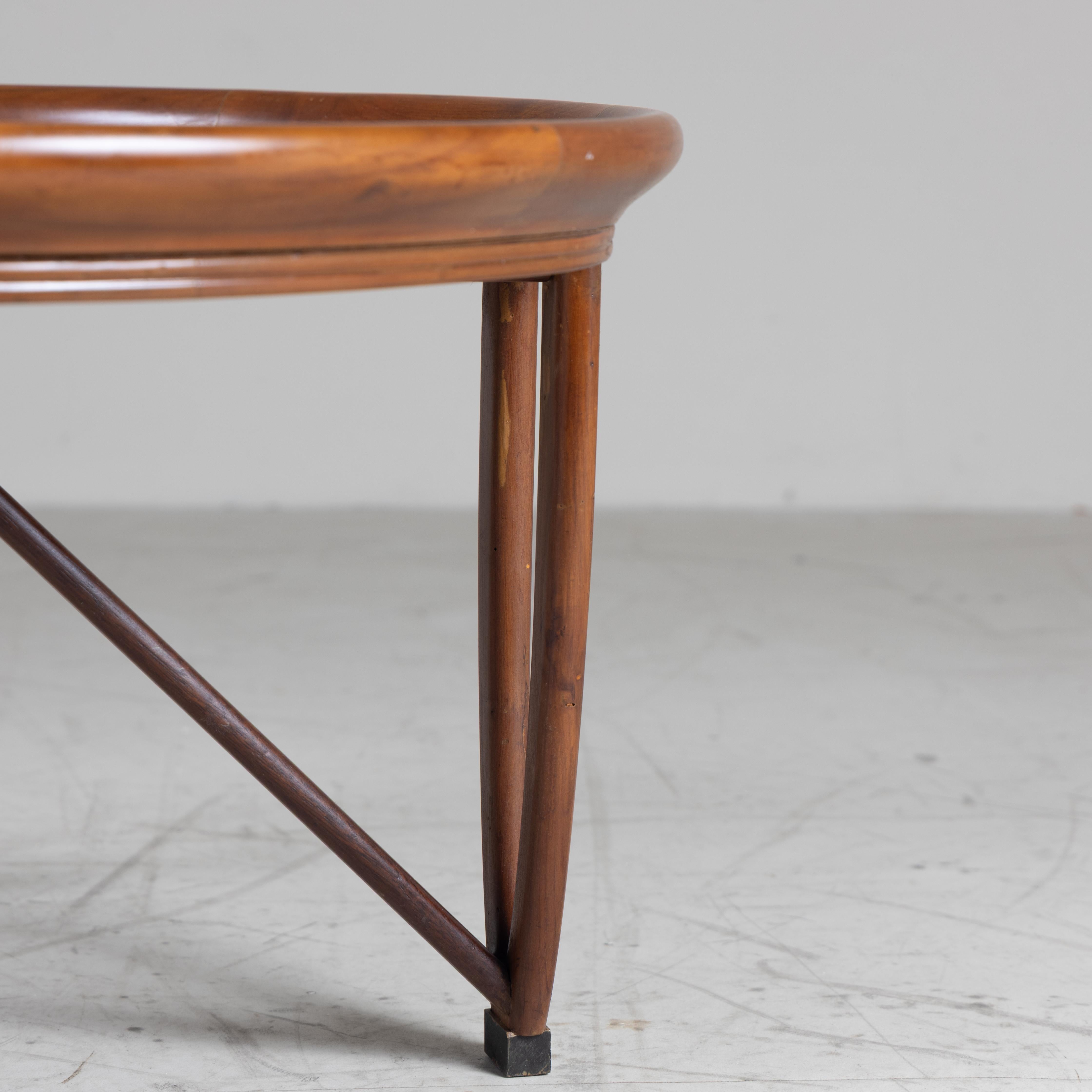 Round coffee table in wood and glass Brazilian production 1950 In Good Condition For Sale In Milano, Lombardia