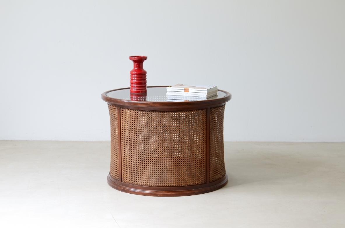 Table basse ronde en bois et paille de Vienne avec plateau en verre.

Fabrication italienne des années 1970.