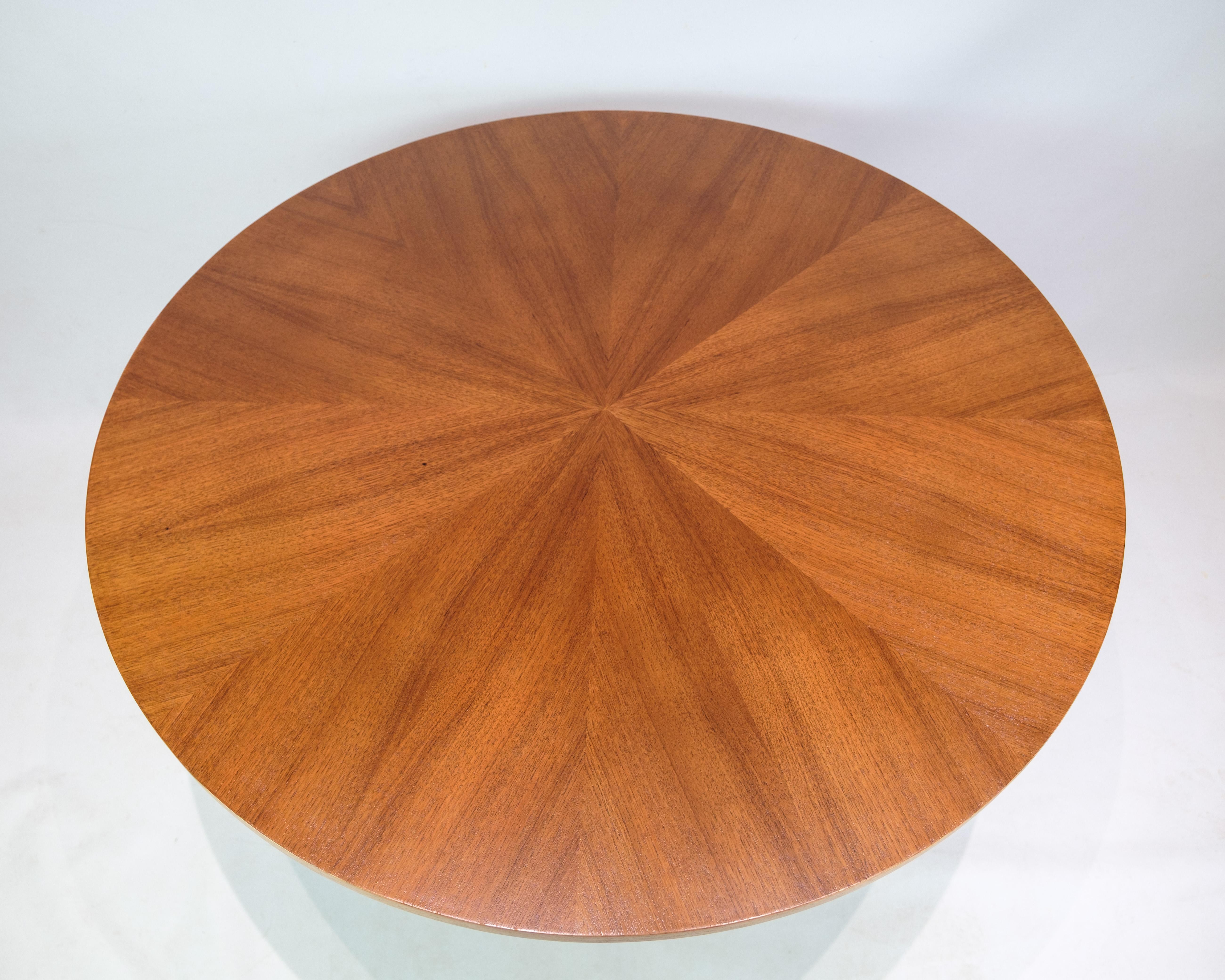 Round teak coffee table, designed by Holger Georg Jensen and produced by Kubus in the 1960s. The tabletop is made of teak veneer with a beautiful star-patterned grain, which gives the table an exclusive and vibrant expression. The base has a
