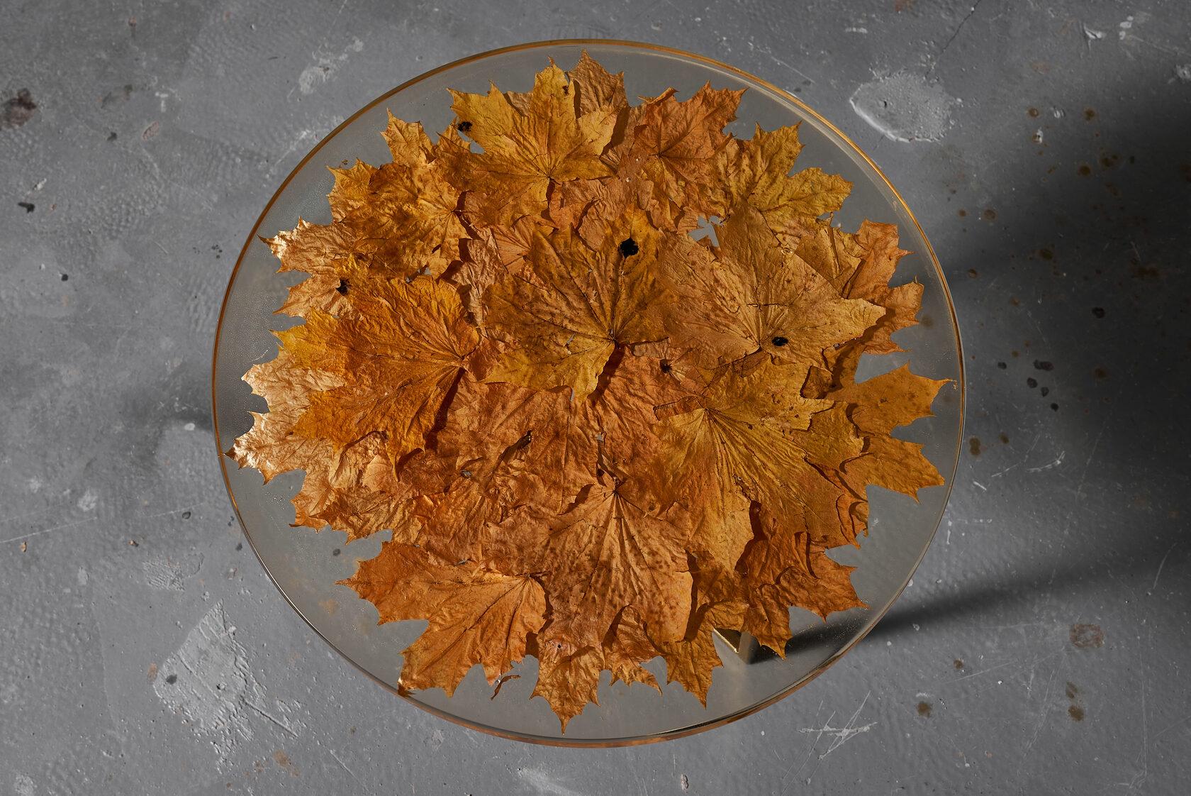 Scandinave moderne Table basse ronde fabriquée à partir de feuilles naturelles encastrées dans de la résine époxy en vente