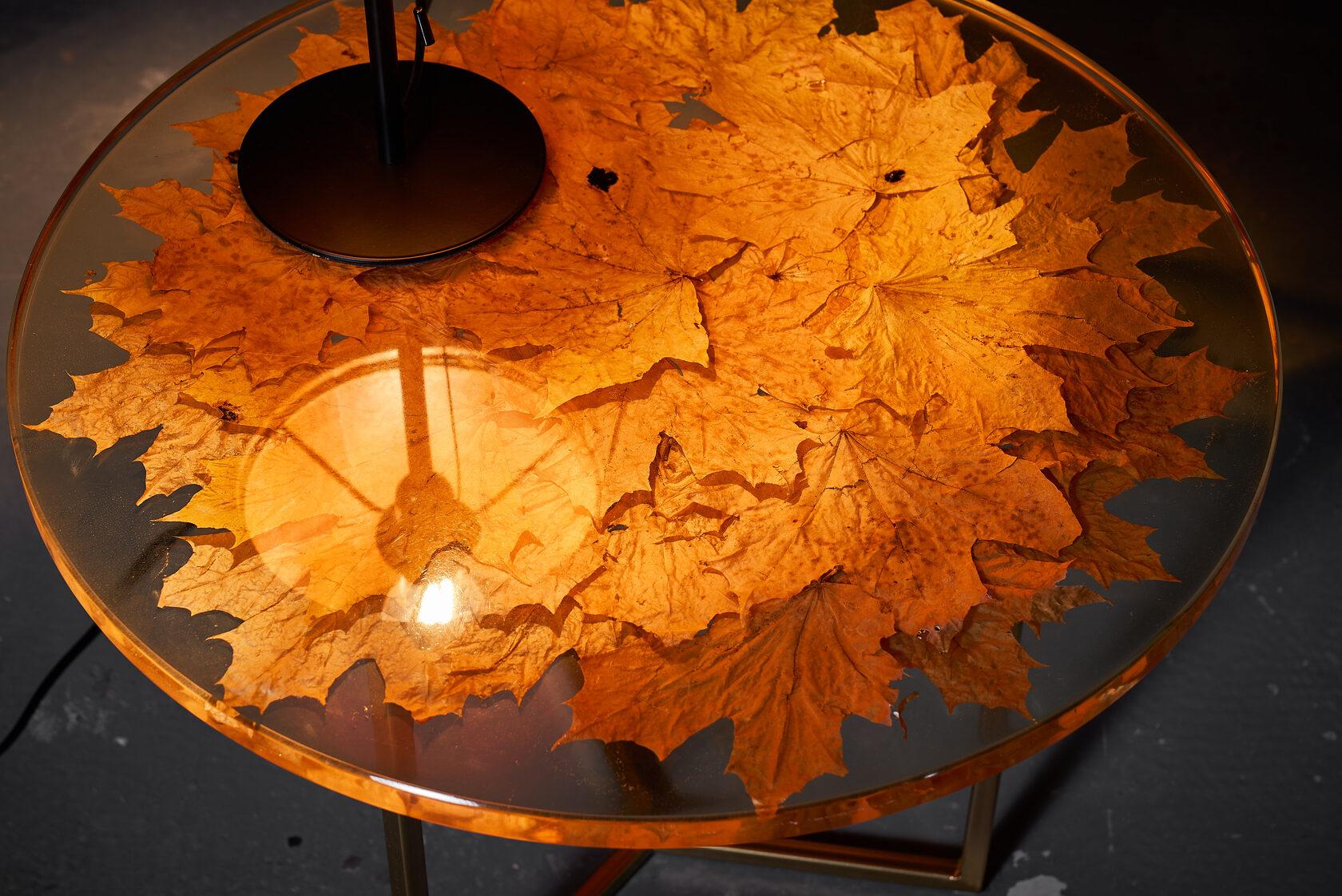 Moldave Table basse ronde fabriquée à partir de feuilles naturelles encastrées dans de la résine époxy en vente