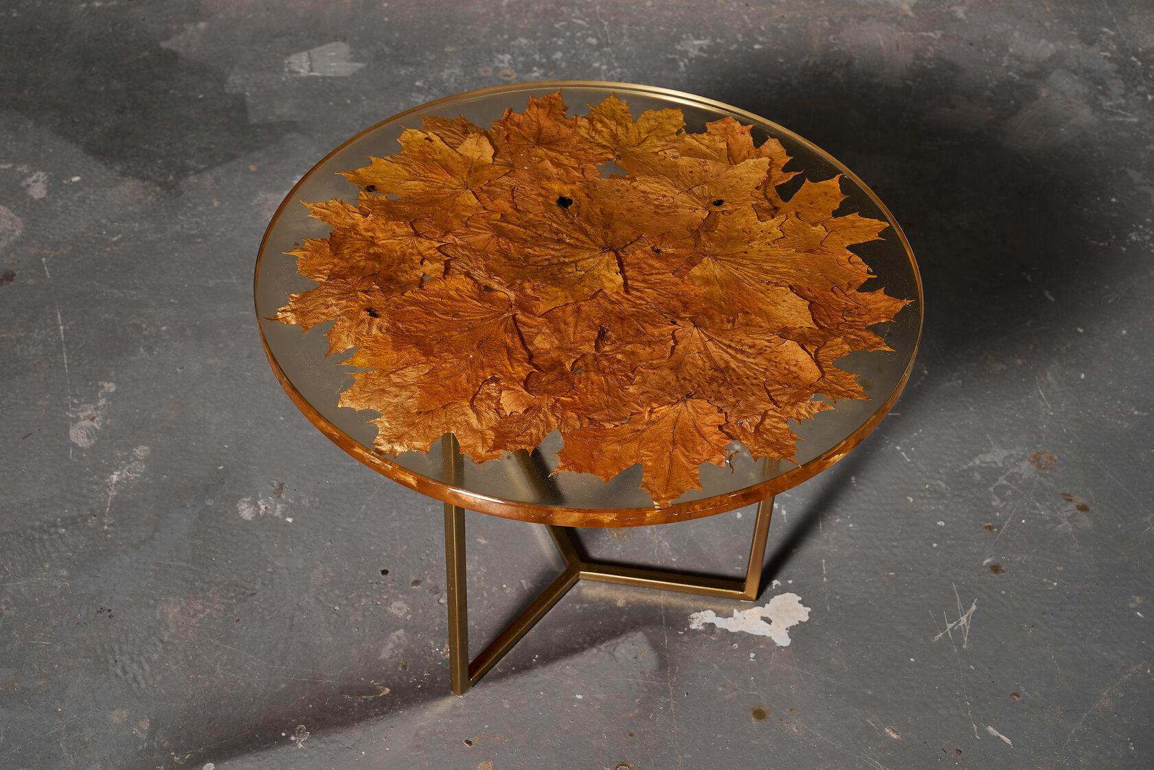 Sculpté à la main Table basse ronde fabriquée à partir de feuilles naturelles encastrées dans de la résine époxy en vente