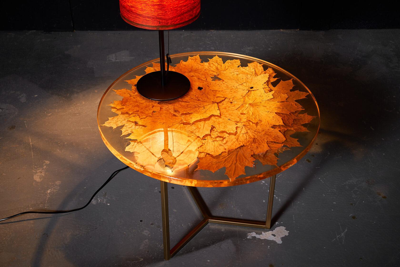 Table basse ronde fabriquée à partir de feuilles naturelles encastrées dans de la résine époxy Neuf - En vente à Burlăceni, Cahul District