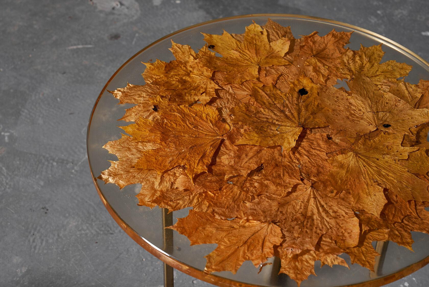 XXIe siècle et contemporain Table basse ronde fabriquée à partir de feuilles naturelles encastrées dans de la résine époxy en vente