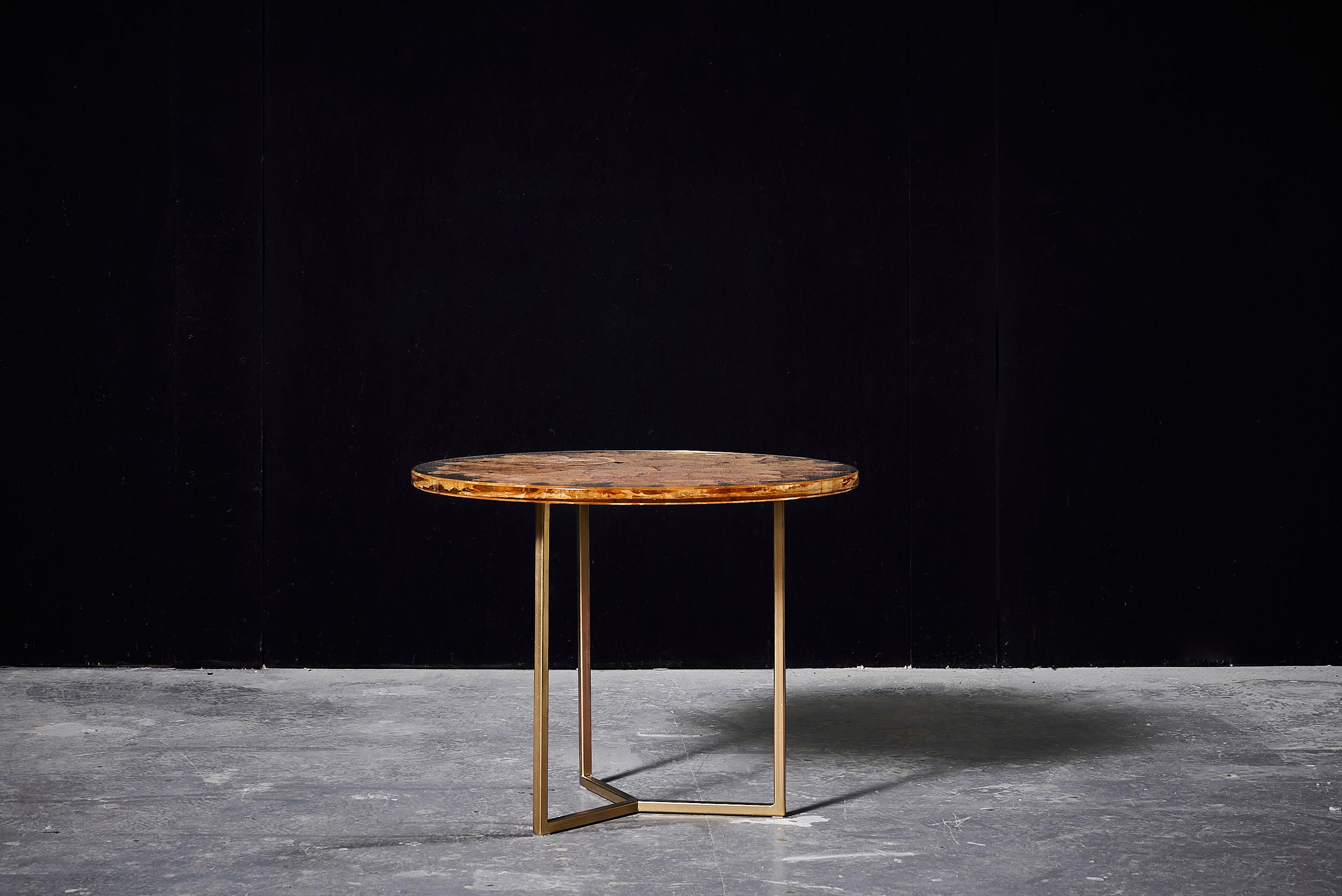 Chêne Table basse ronde fabriquée à partir de feuilles naturelles encastrées dans de la résine époxy en vente