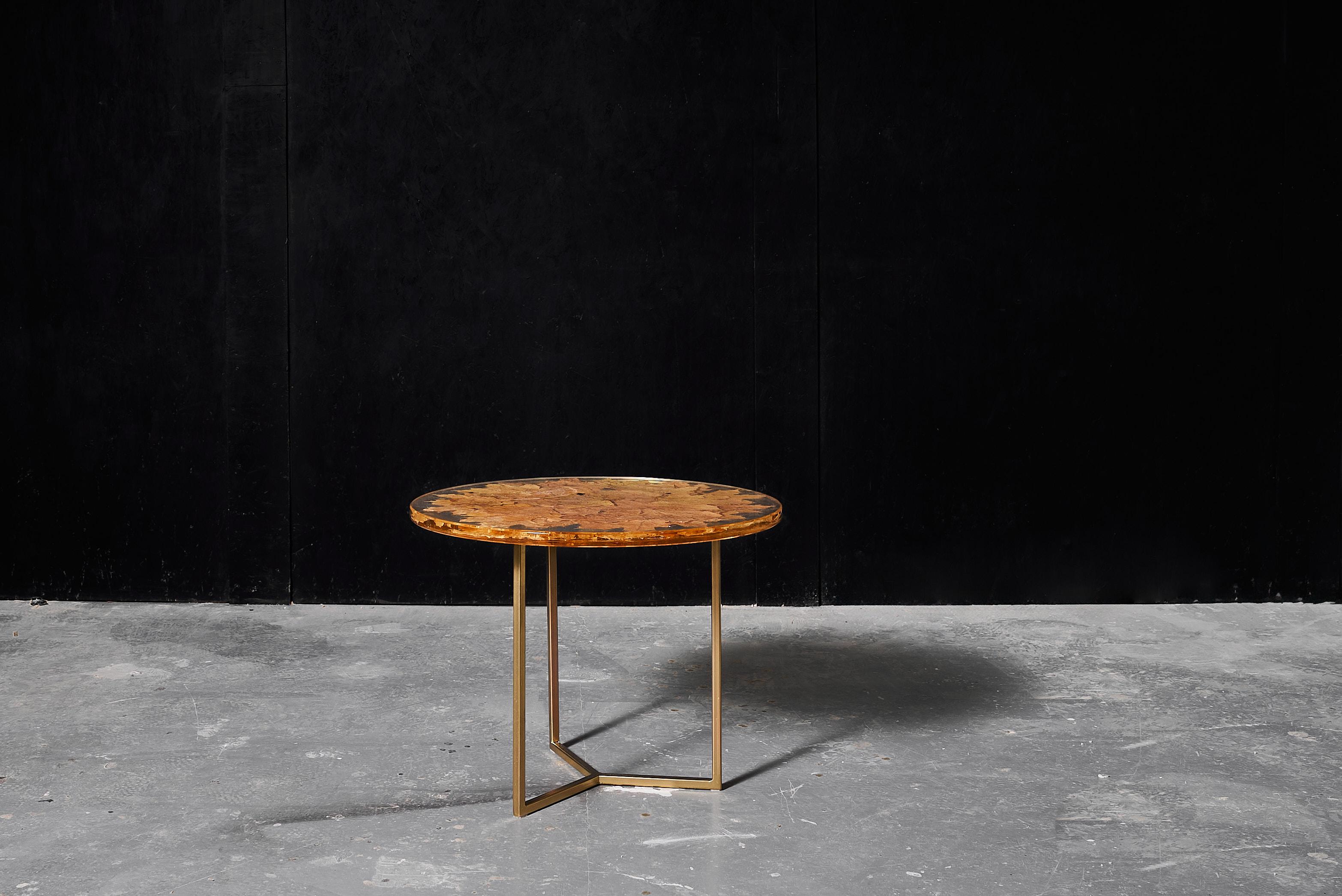 Table basse ronde fabriquée à partir de feuilles naturelles encastrées dans de la résine époxy en vente 1