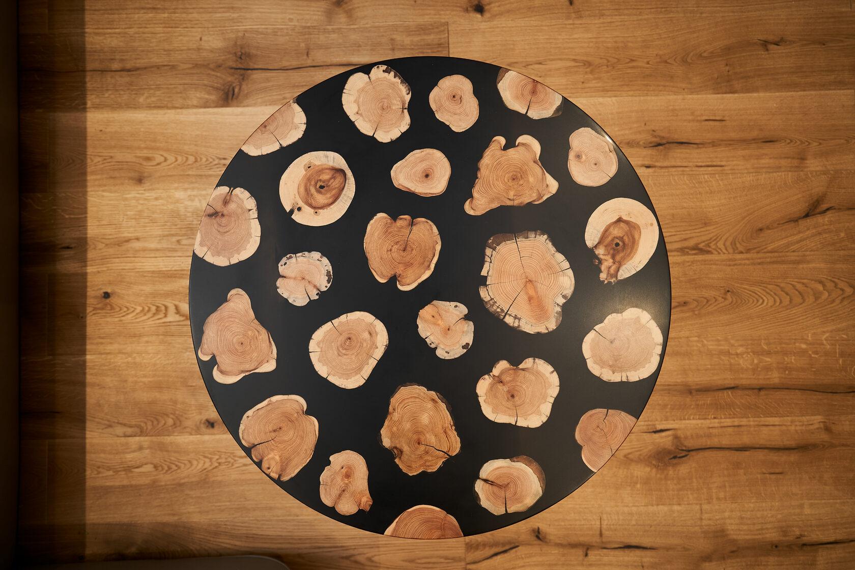Runder Couchtisch aus natürlichen Holzspänen und schwarzem Epoxidharz: Die Kunst der Natur im modernen Design

Dieser Tisch ist mehr als nur ein Möbelstück; er ist eine einzigartige Verschmelzung von natürlicher Ästhetik und Handwerkskunst. Der