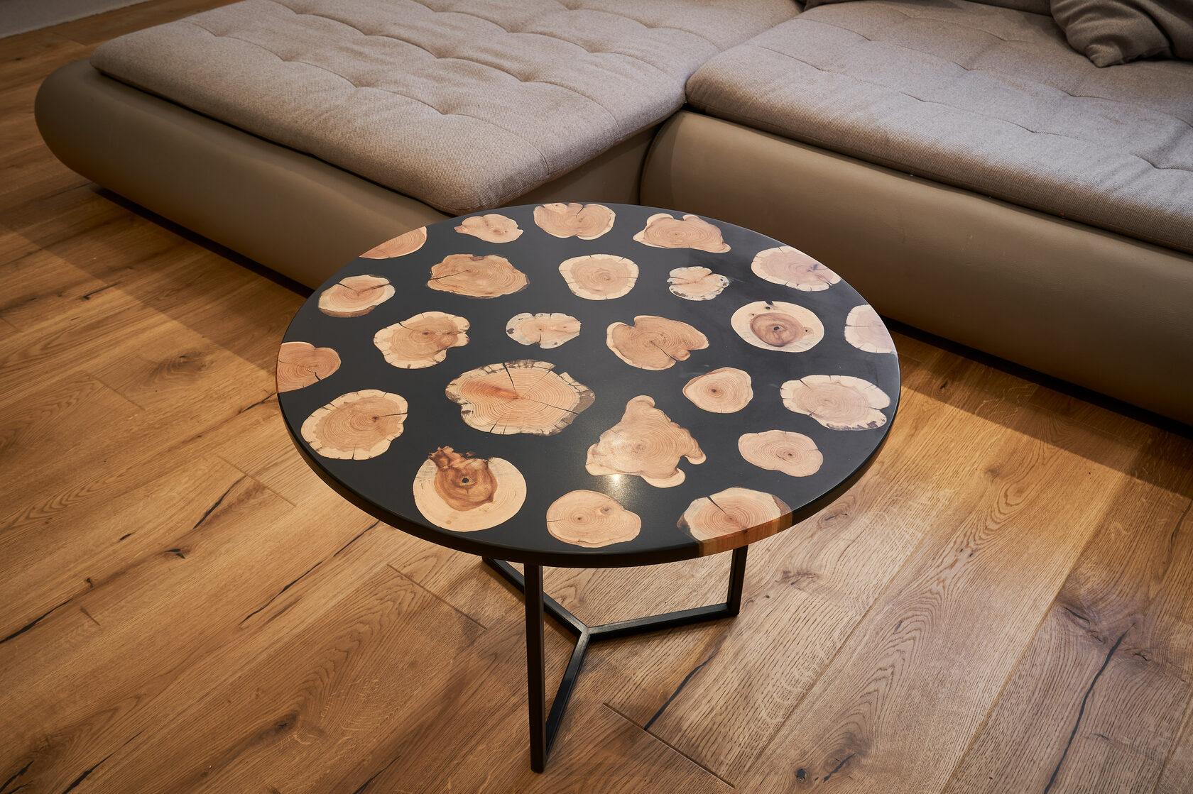 Runder Couchtisch aus natürlichen Holzschienen und schwarzem Epoxidharz (Skandinavische Moderne) im Angebot