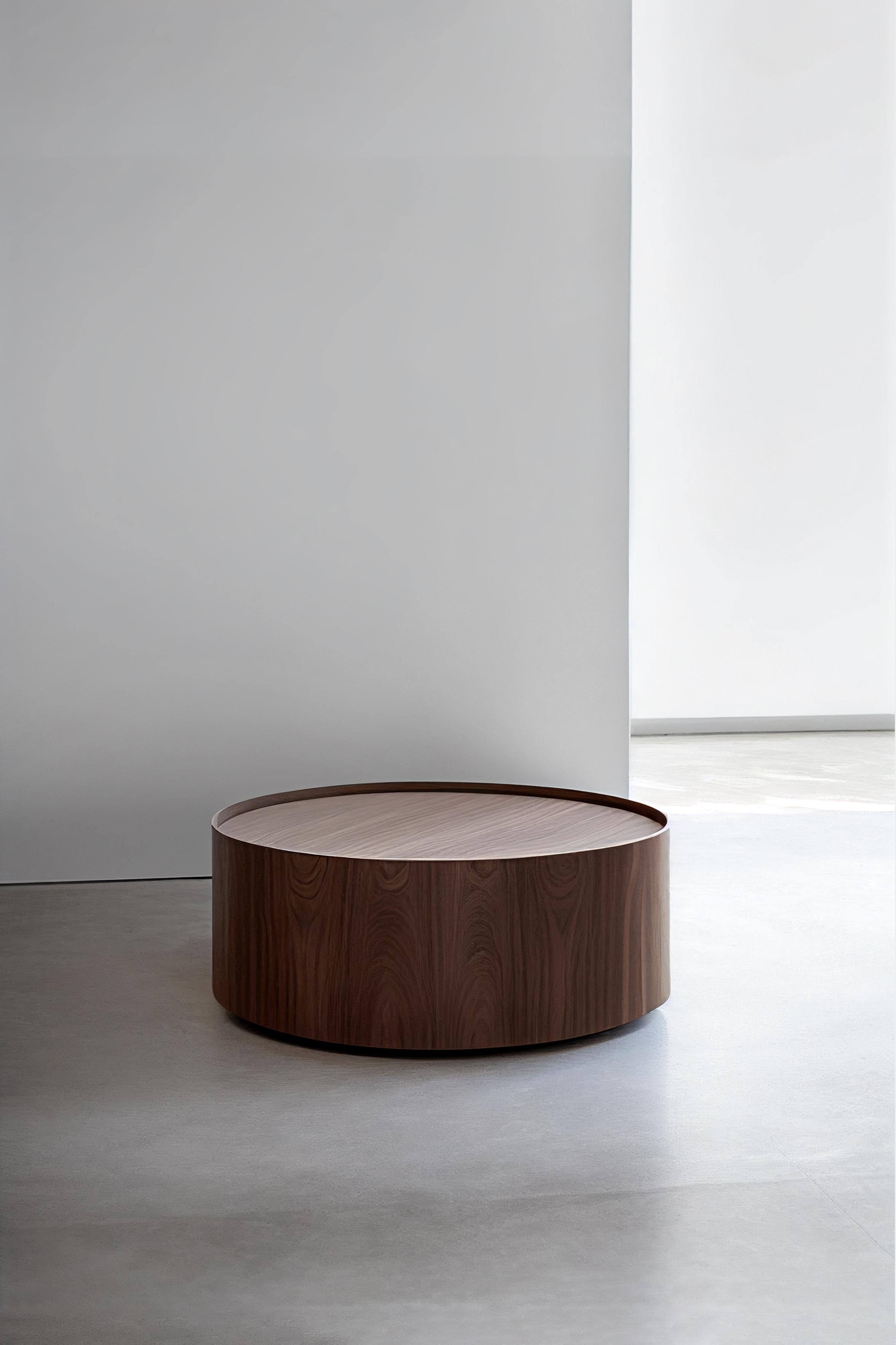Une table basse brutaliste fabriquée en mdf de qualité supérieure avec une belle finition en placage de bois. 
Toutes les pièces sont recouvertes d'une finition semi-mate en polyuréthane. 

La solidité de la construction et le savoir-faire