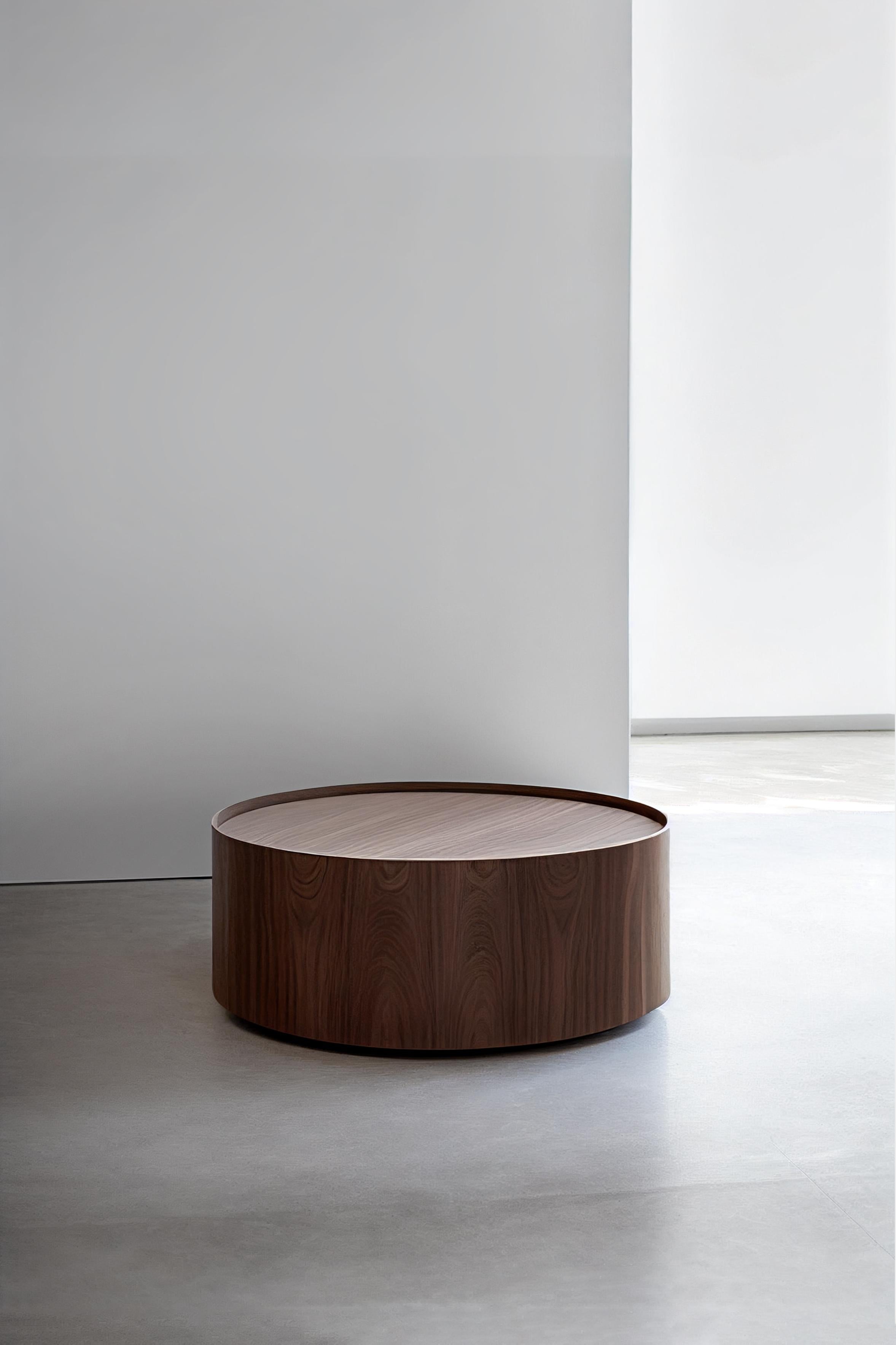 Ein brutalistischer Couchtisch aus hochwertigem MDF mit schöner Holzfurnieroberfläche. 
Alle Teile sind mit halbmatter Polyurethanbeschichtung versehen. 

Die robuste Konstruktion und die außergewöhnliche Handwerkskunst jedes einzelnen Möbelstücks