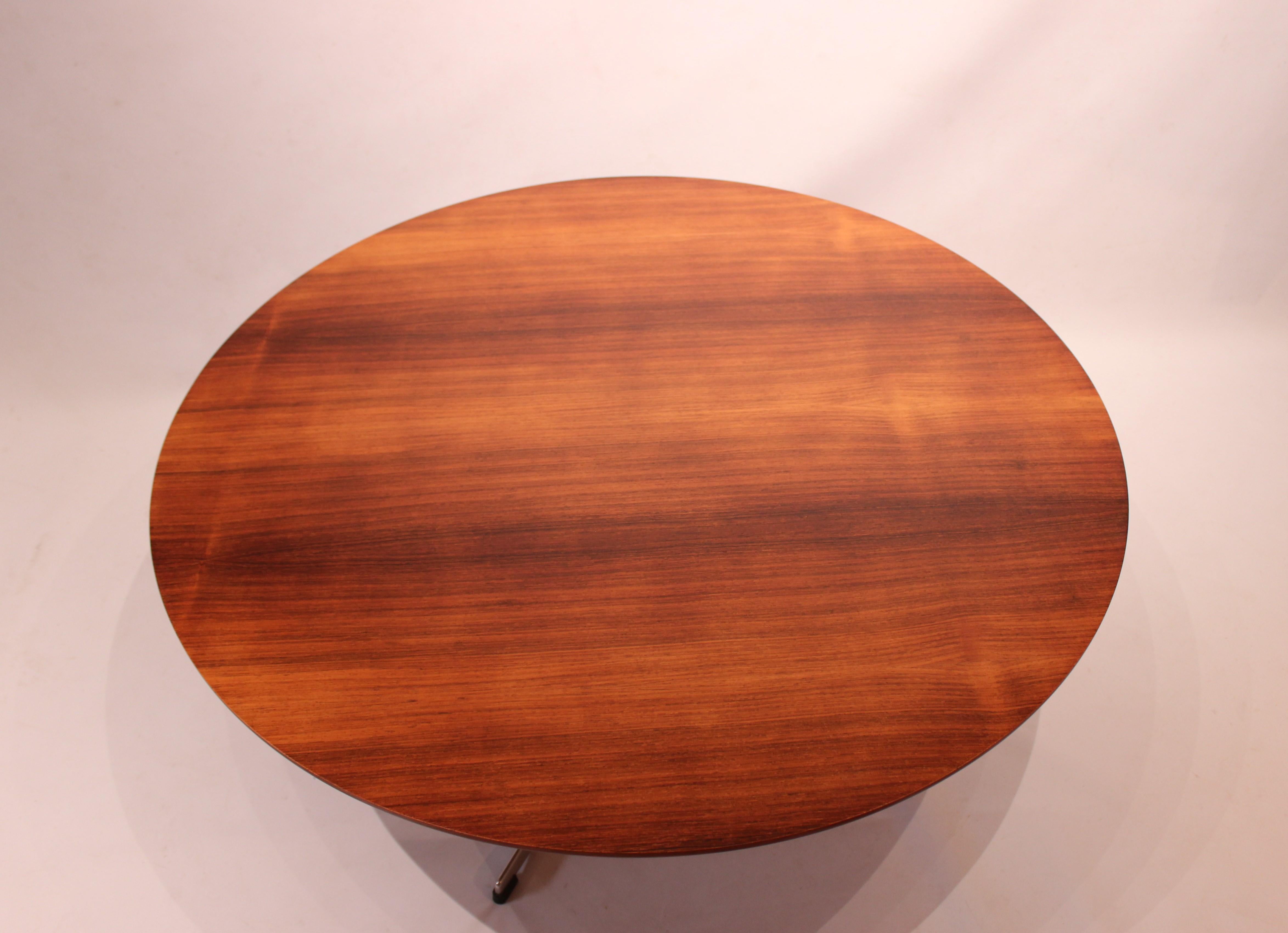 Round coffee table, model 3513, designed by Arne Jacobsen and manufactured by Fritz Hansen in the 1960s. The table is of rosewood and in great vintage condition.