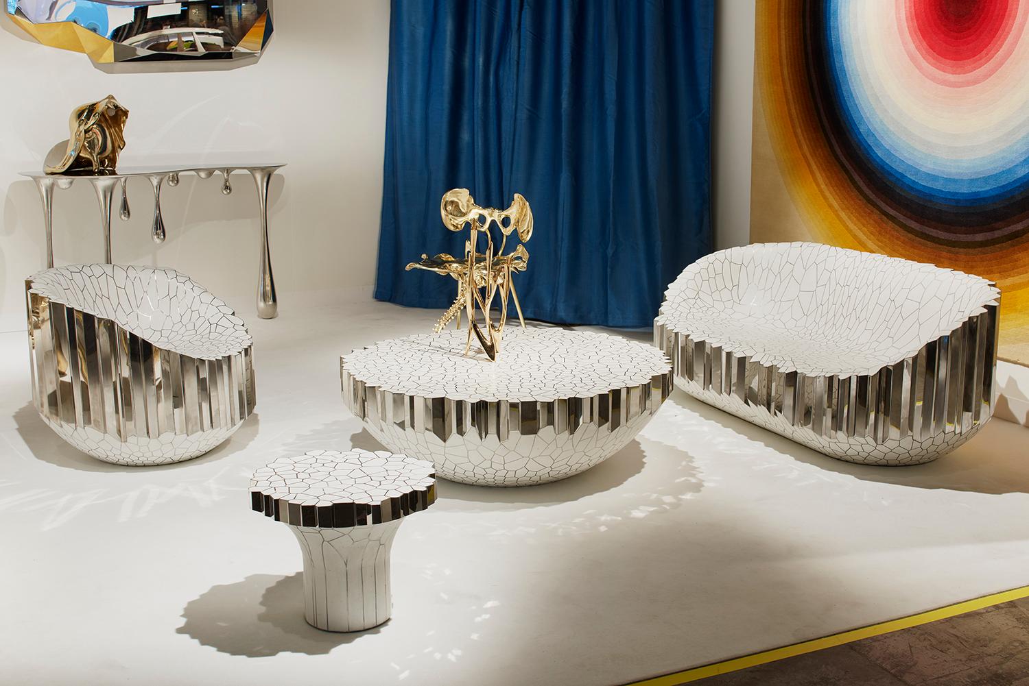 La collection comprend une chaise, une table d'appoint, un bureau, une table basse ronde, une console et une chaise longue. Toutes les œuvres de la collection sont composées d'acier inoxydable poli avec des surfaces en émail blanc. Chaque pièce est
