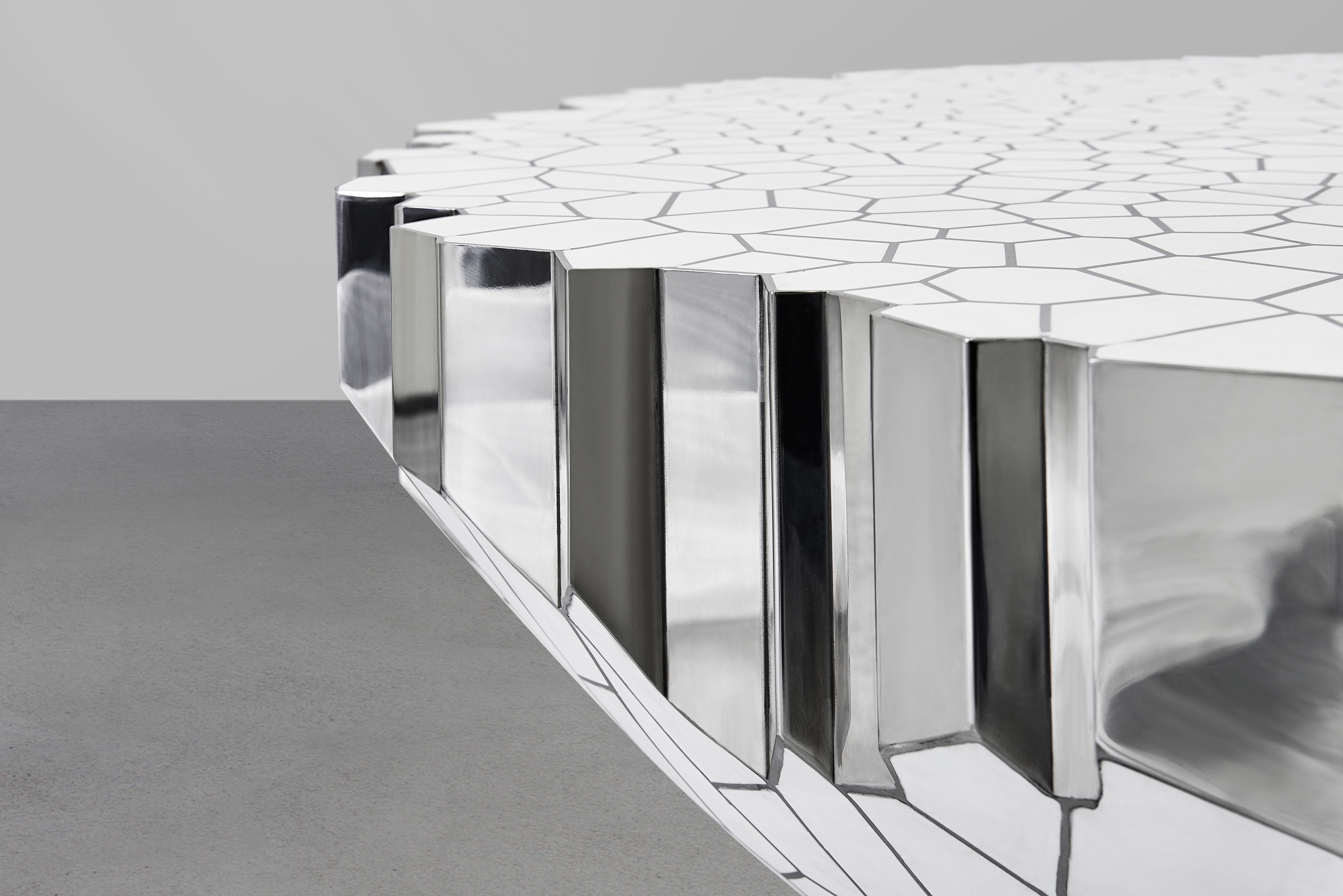Poli Table basse ronde My Collection de Michael Young en acier inoxydable et résine blanche