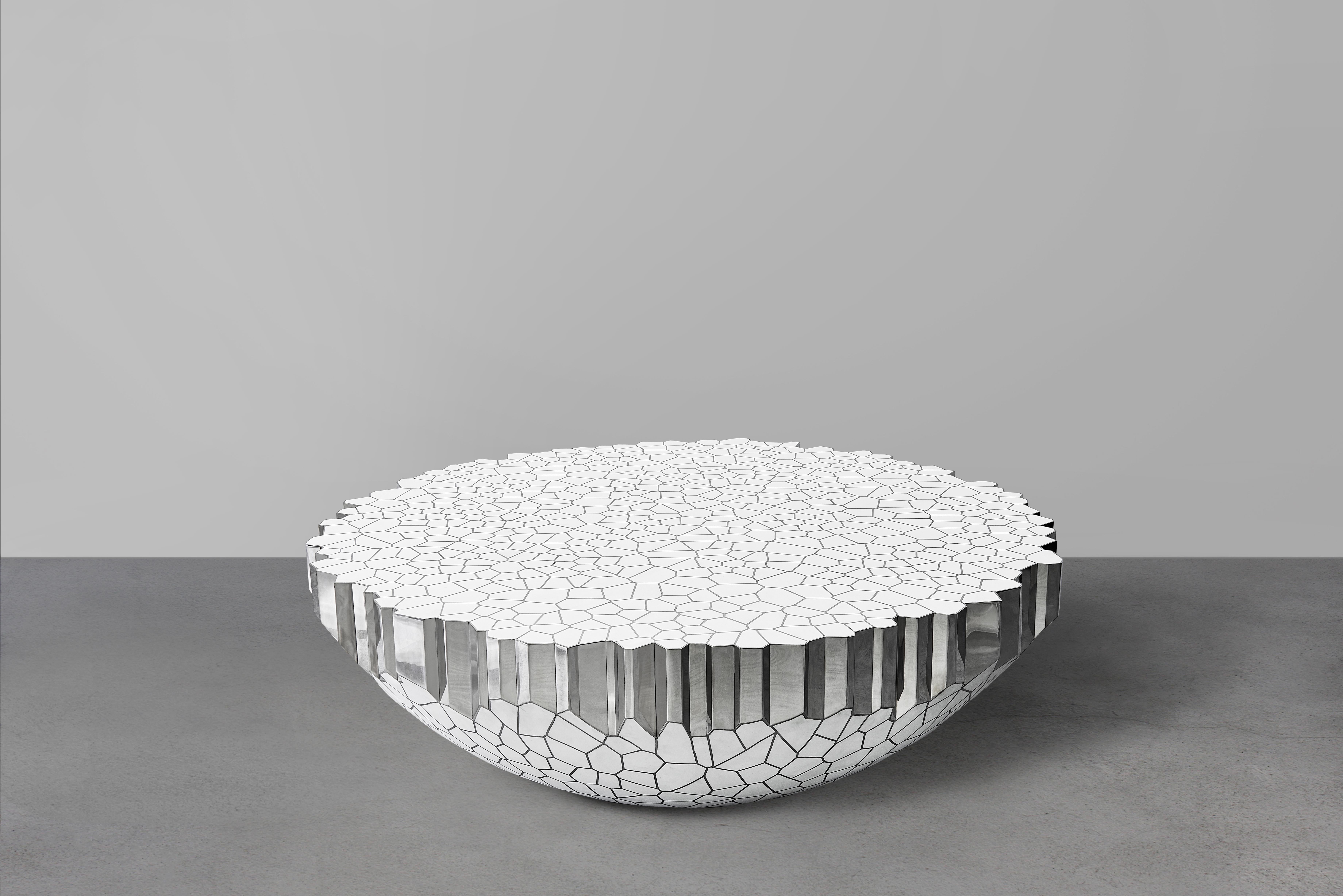 Table basse ronde My Collection de Michael Young en acier inoxydable et résine blanche Neuf à Beverly Hills, CA