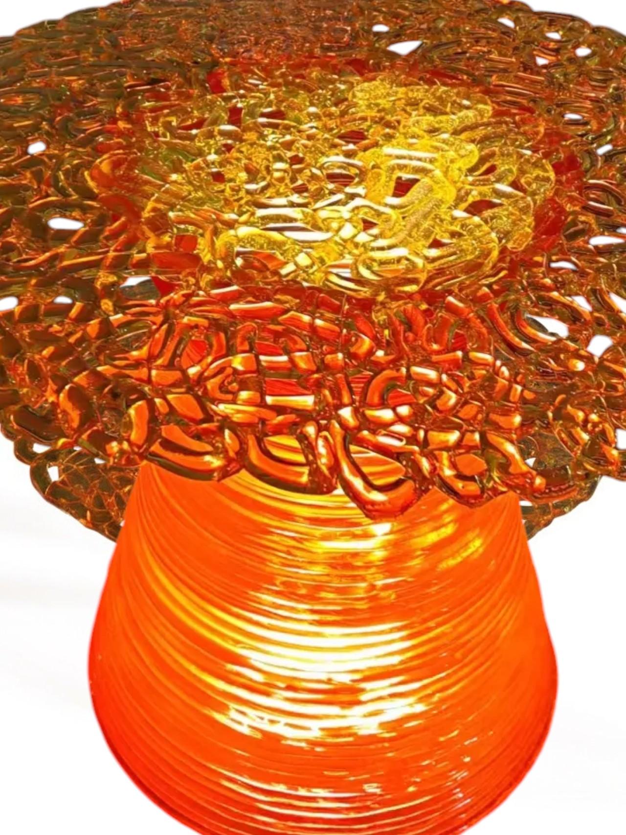 Ajoutez une touche de sophistication moderne à votre espace de vie avec la table basse ronde Stitched. Cette table étonnante présente un design de table cousu de manière complexe, magnifiquement élevé sur un piédestal lumineux. La combinaison de
