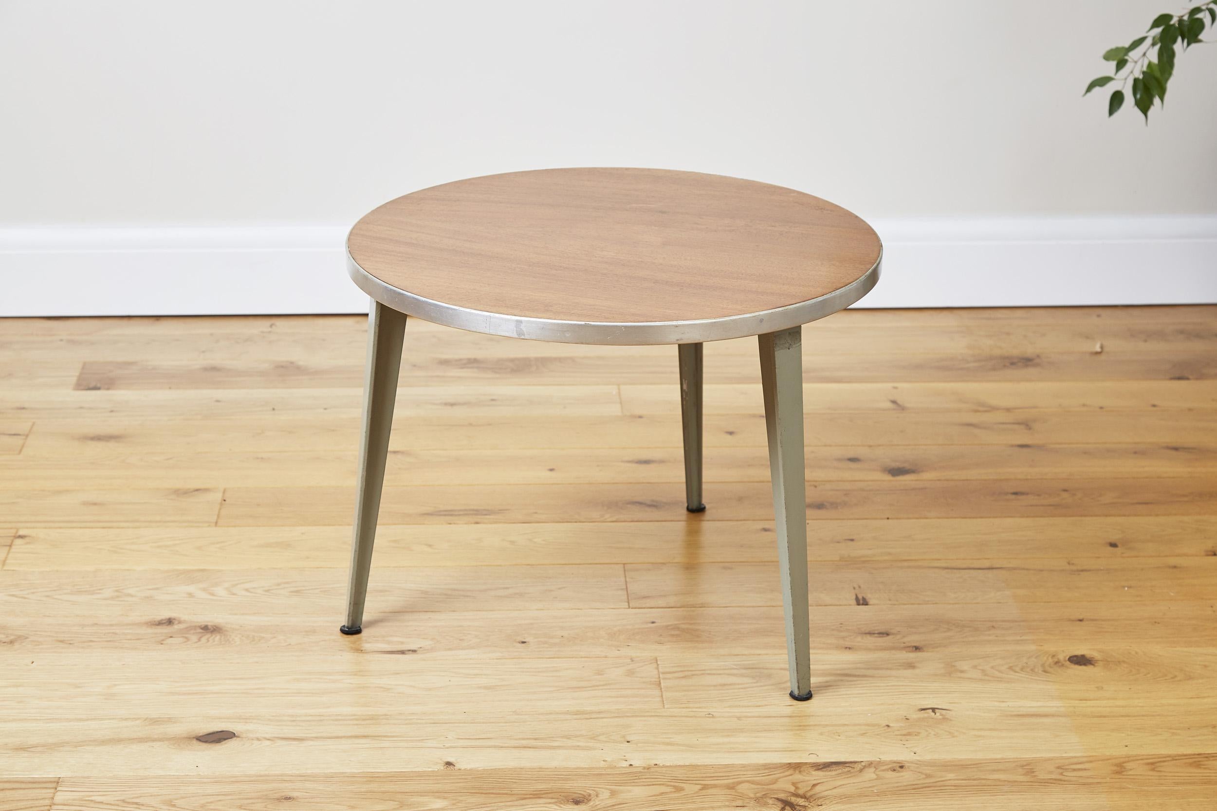 Table basse Ernest Race Conçue par Ernest Race dans les années 1940 Pieds en fonte d'aluminium Plateau en placage de noyer avec bandes d'aluminium.