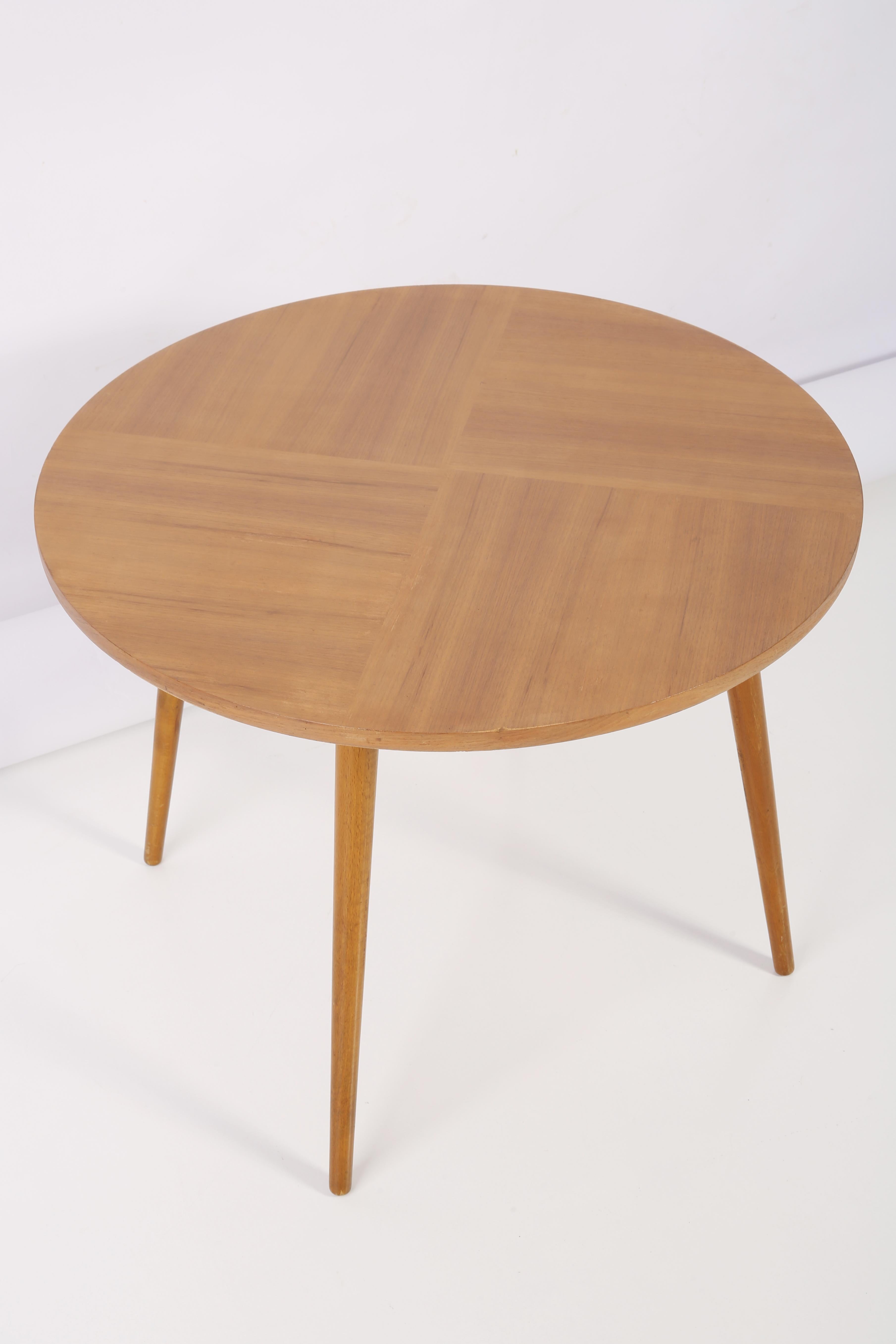 Round coffee table from the 1960s. It was manufactured in Breslau by the Craft Cooperative Supply and Sales. The table was made of wood and veneer plywood, it was also full renovated. Very good original vintage condition.