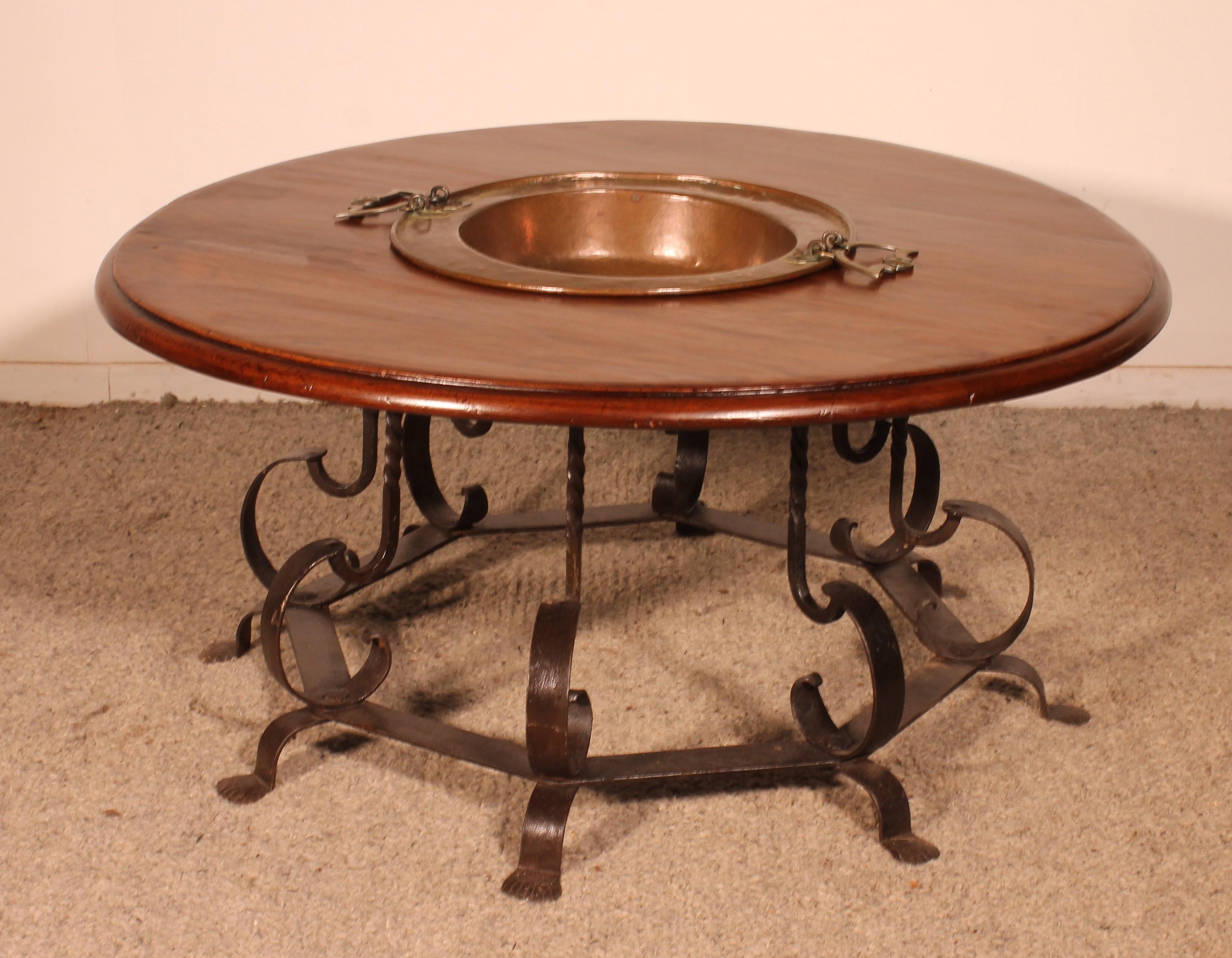 table basse ronde avec en son centre un brasero du 18e siècle
Très belle table basse très décorative avec un beau piètement en fer forgé
Le plateau est constitué d'une table en châtaignier avec le brasero en son centre.
En parfait état et très belle