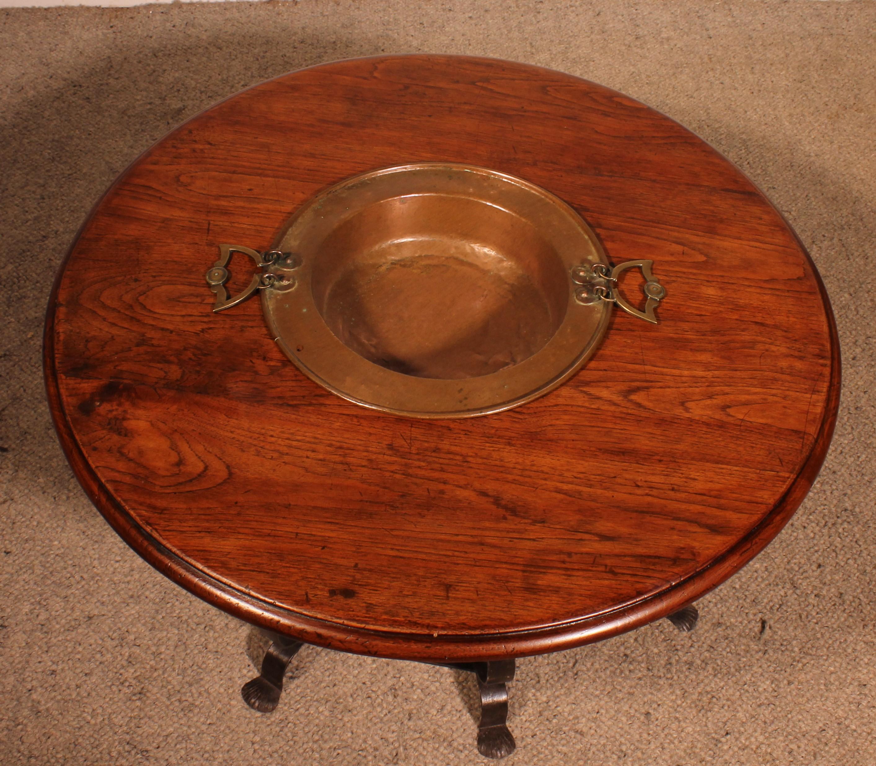 Table basse ronde avec un brasero du 18e siècle en son centre Bon état - En vente à Brussels, Brussels