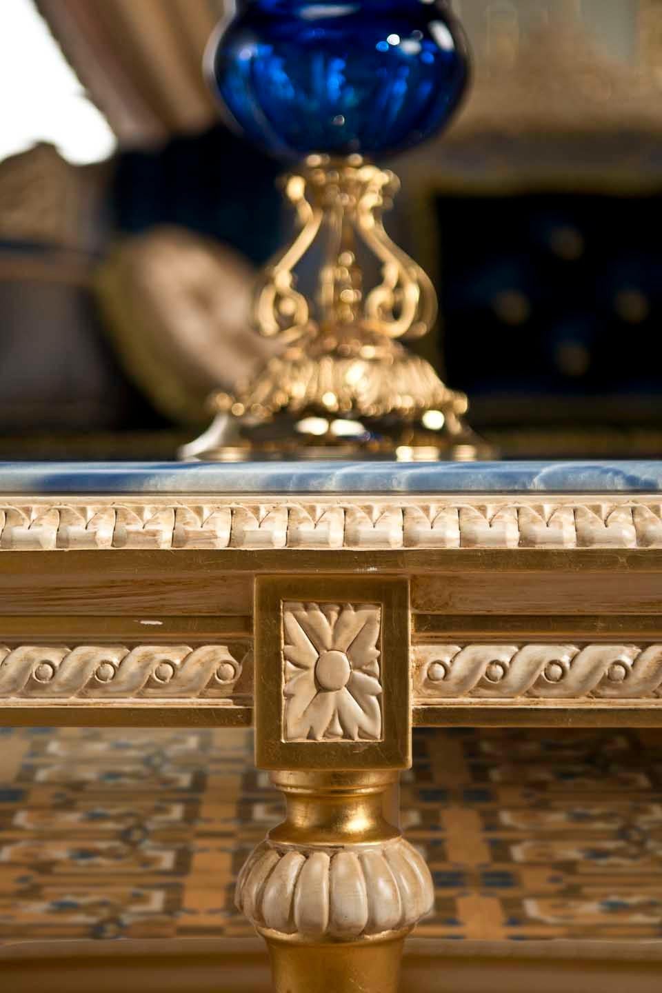 Runder Couchtisch mit Azul-Marmorplatte und luxuriösem Blattgold von Modenese (Empire) im Angebot