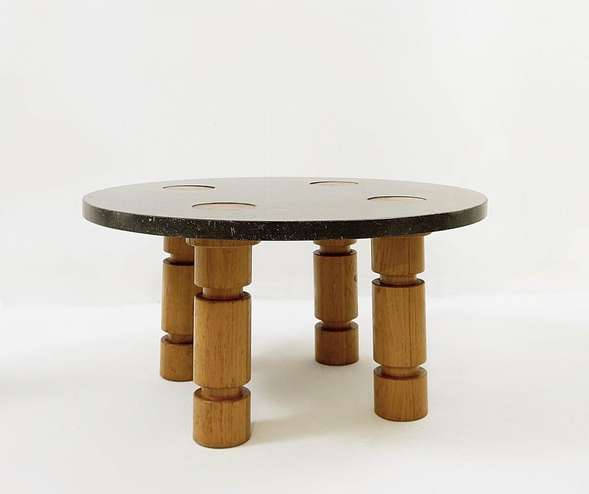 Round coffee table with blue stone top and wooden legs - Ø 80.