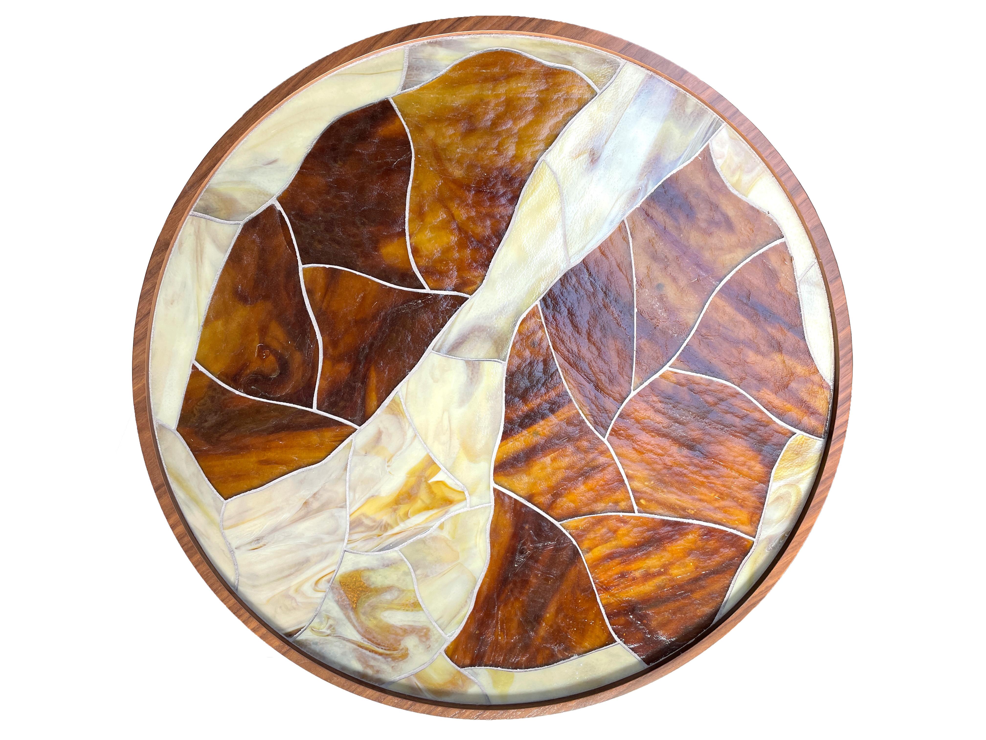 Table basse ronde Palazzo avec plateau en verre chocolat et ivoire reposant sur une base à 3 piédestaux en bois de noyer par Ercole Home. Cette nouvelle table basse sur mesure conçue par Ercole Home est disponible dès aujourd'hui pour votre espace