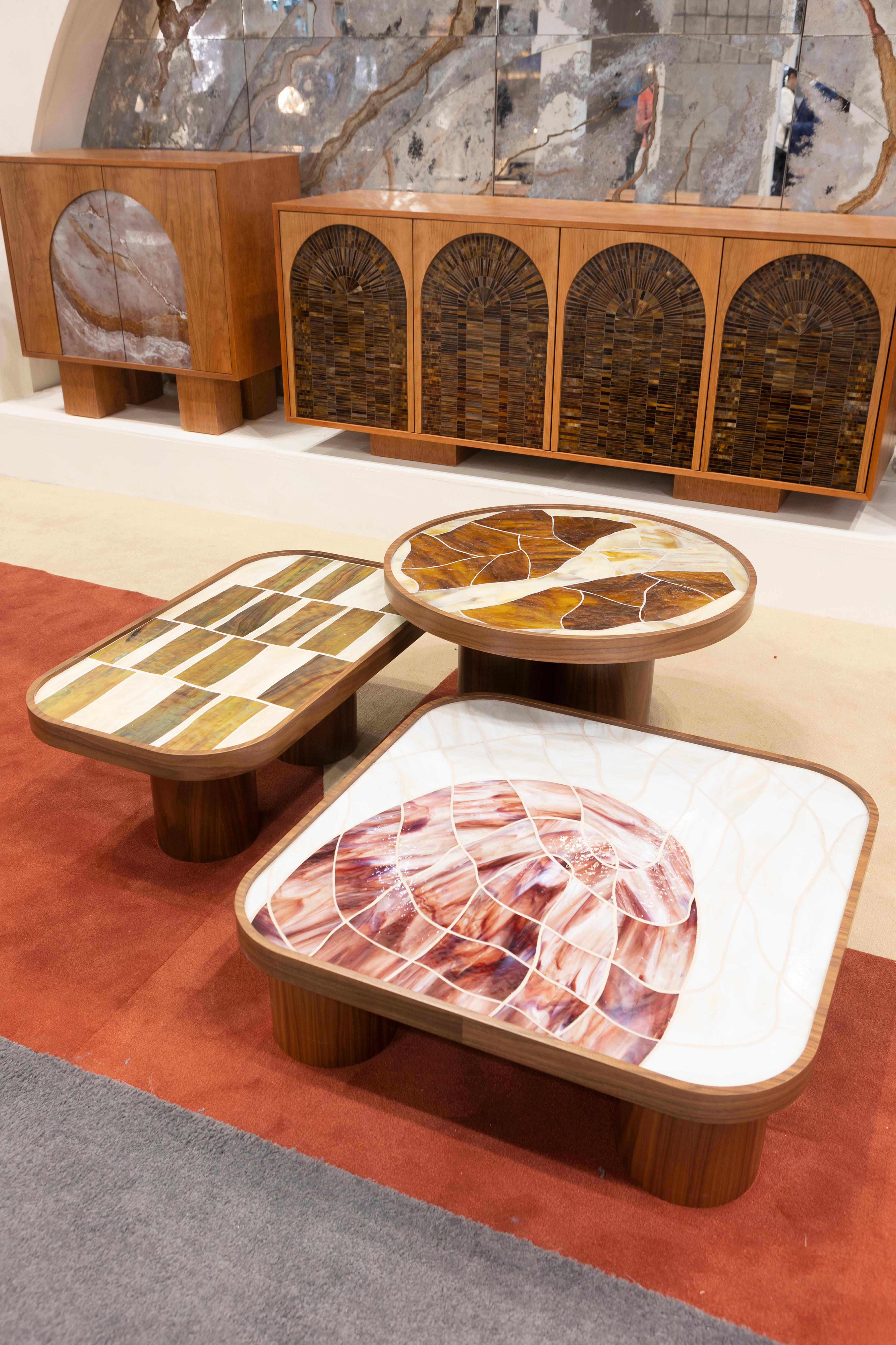 Moderner runder Couchtisch mit Glasplatte und Sockel aus Nussbaumholz von Ercole Home (Mosaik) im Angebot