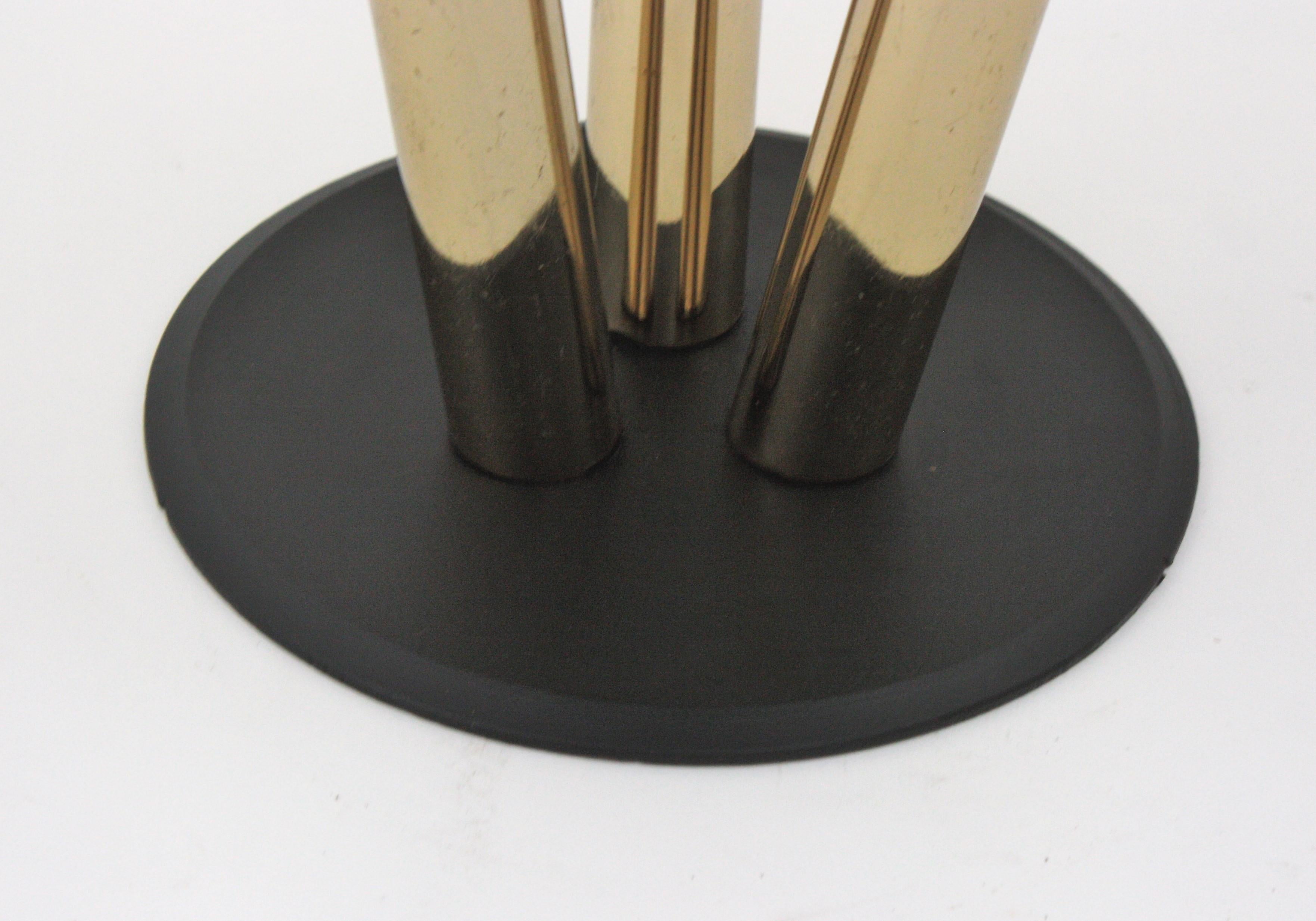 Table basse ronde avec plateau en miroir et base en métal noir et laiton en vente 4