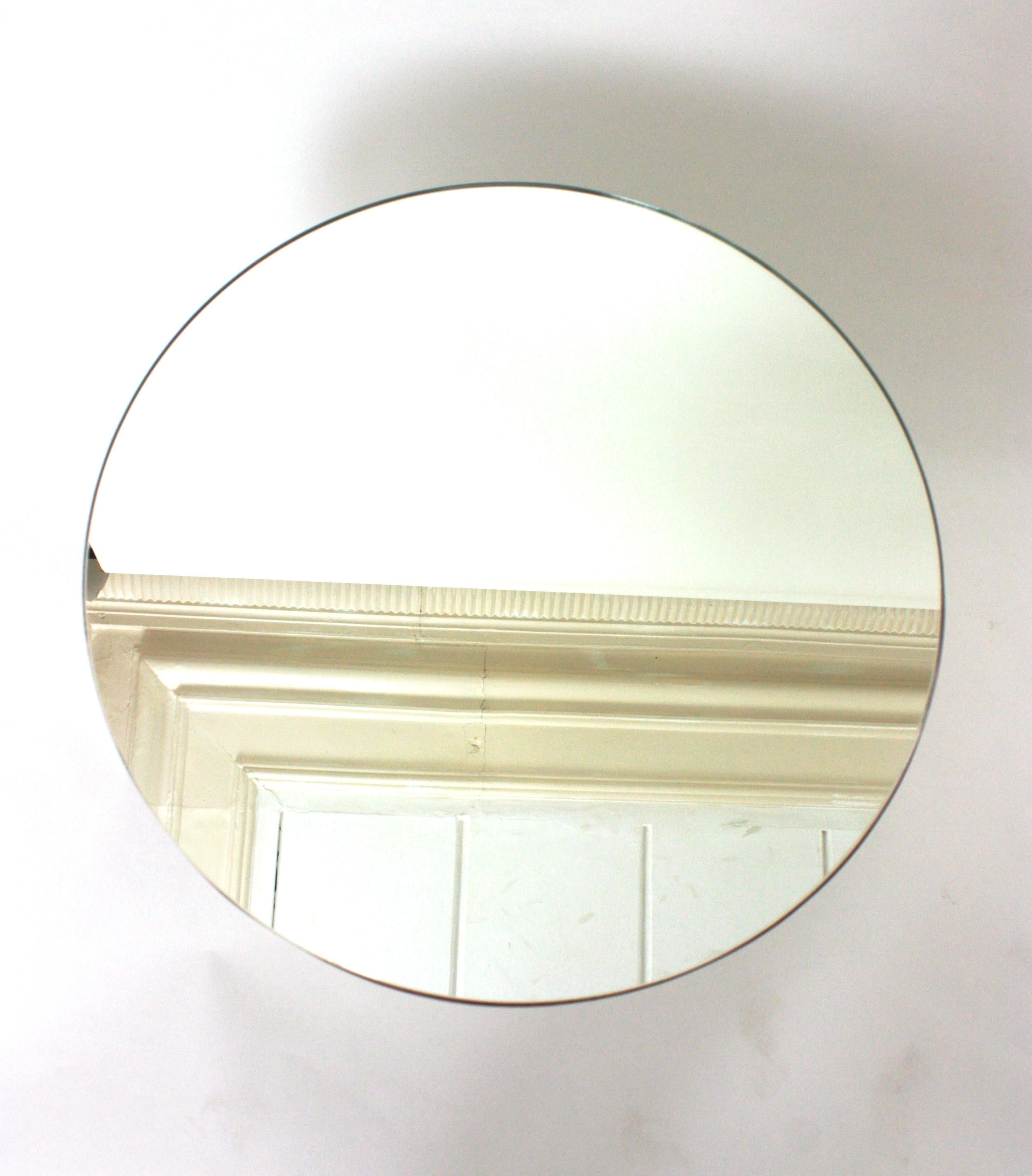 Table basse ronde avec plateau en miroir et base en métal noir et laiton en vente 8