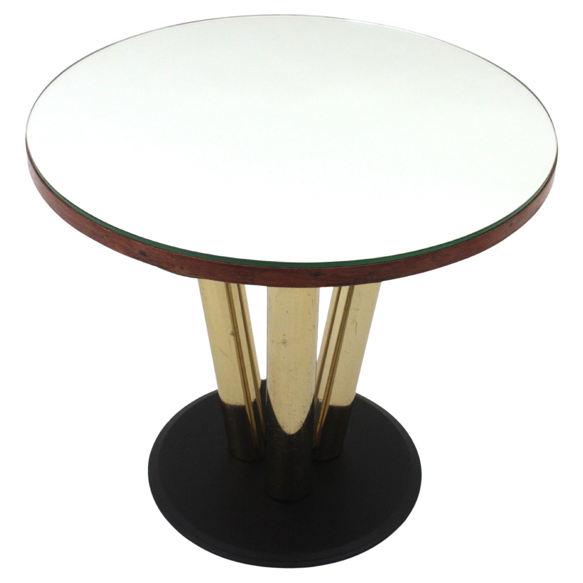 Table d'appoint en laiton et en fer laqué noir avec dessus en miroir de Niza Disco à Barcelone, Espagne, années 1950. 
Magnifique table d'appoint / table à cocktail ronde en laiton, laque noire et miroir de style moderniste du milieu du