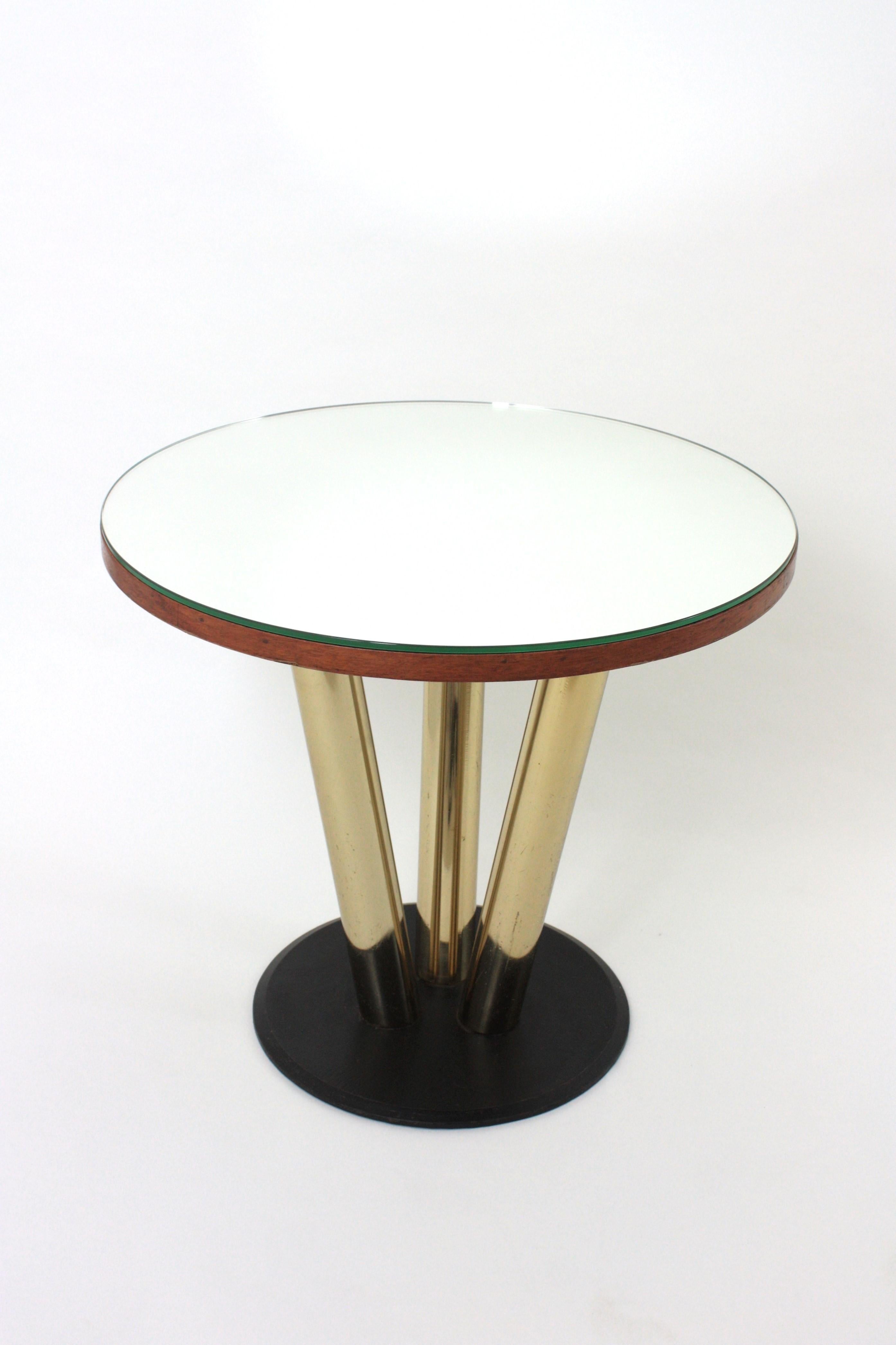 Table d'appoint en laiton et en fer laqué noir avec dessus en miroir de Niza Disco à Barcelone, Espagne, années 1950. 
Magnifique table d'appoint / table à cocktail ronde en laiton, laque noire et miroir de style moderniste du milieu du