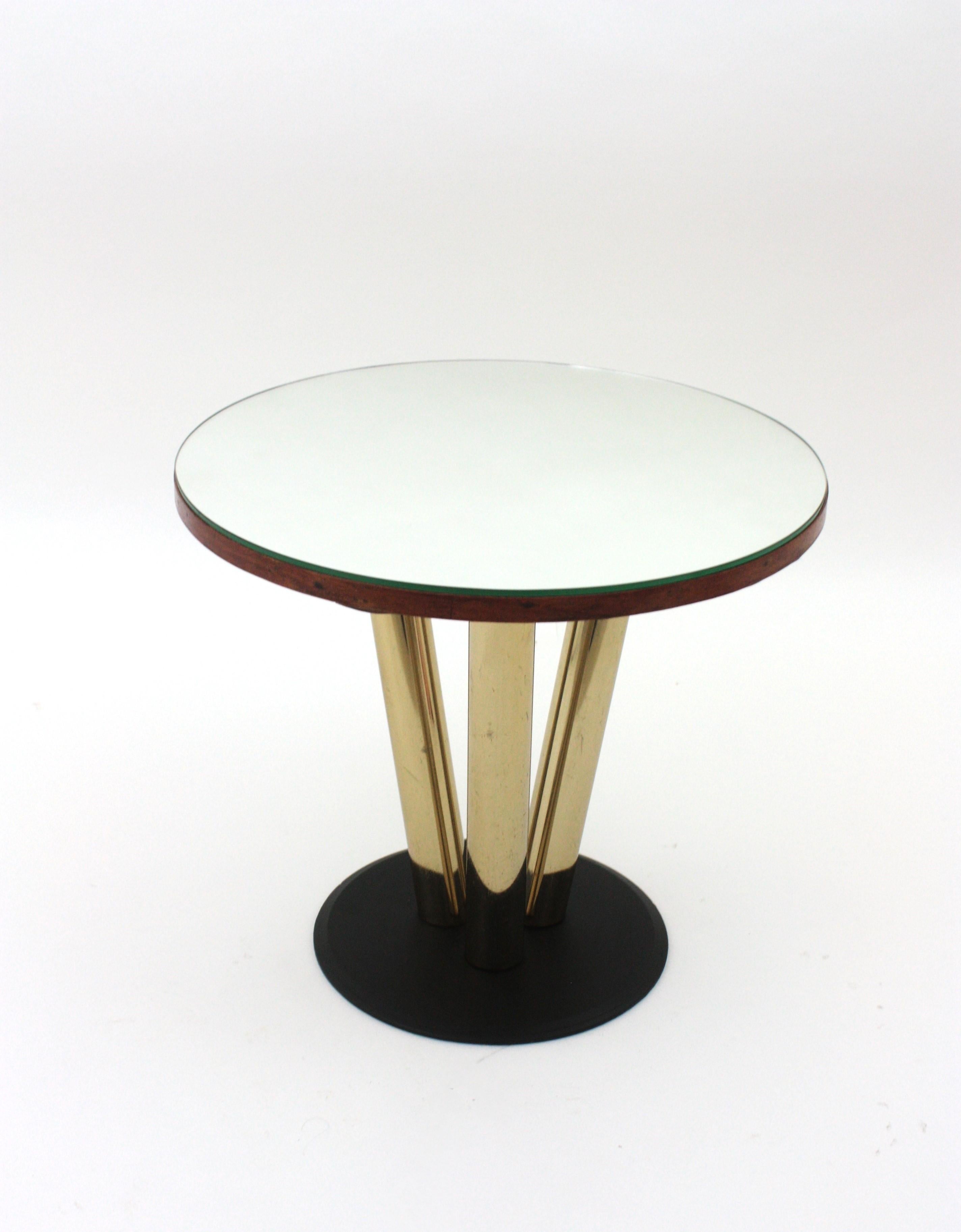 Mid-Century Modern Table basse ronde avec plateau en miroir et base en métal noir et laiton en vente
