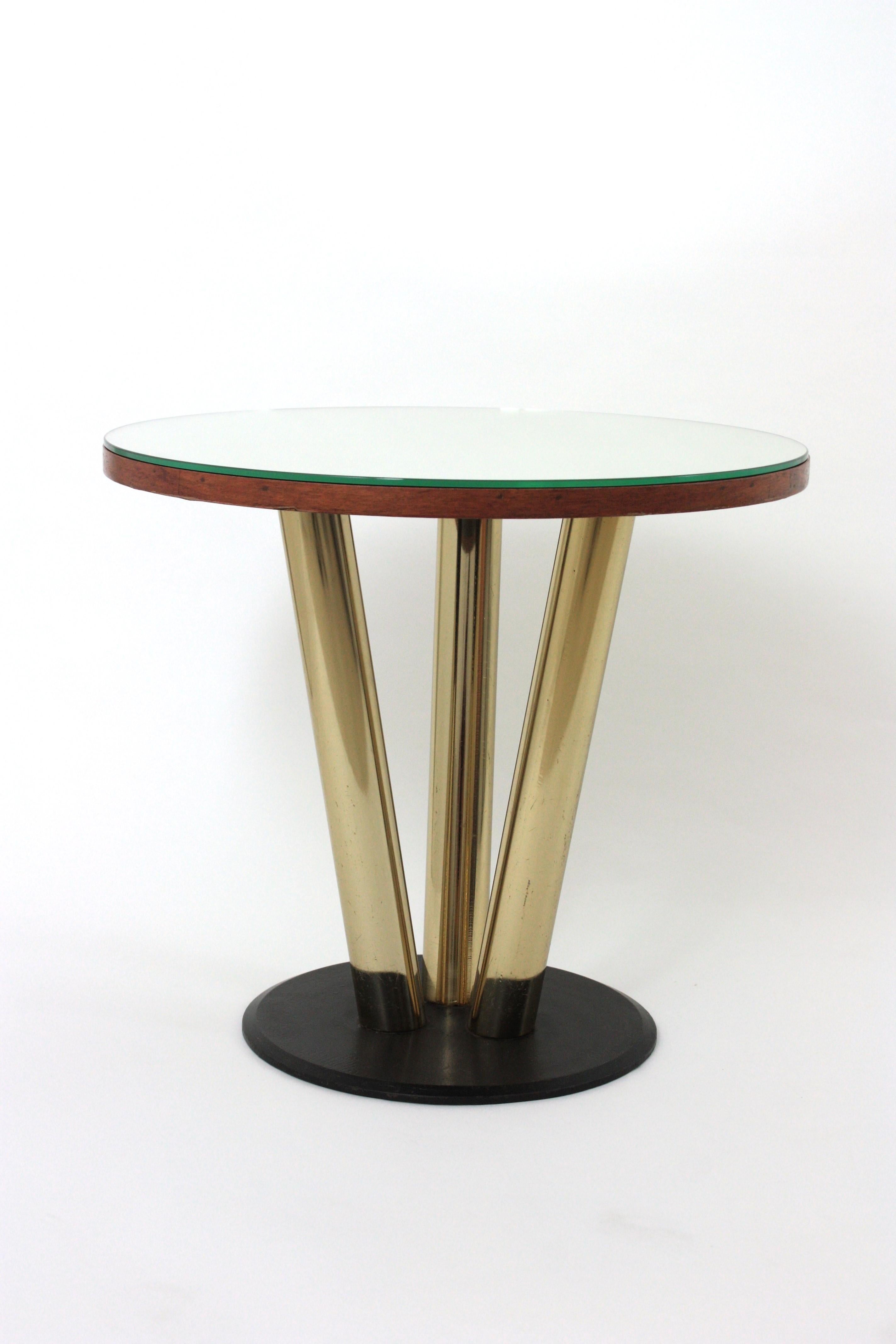 Mid-Century Modern Table basse ronde avec plateau en miroir et base en métal noir et laiton en vente