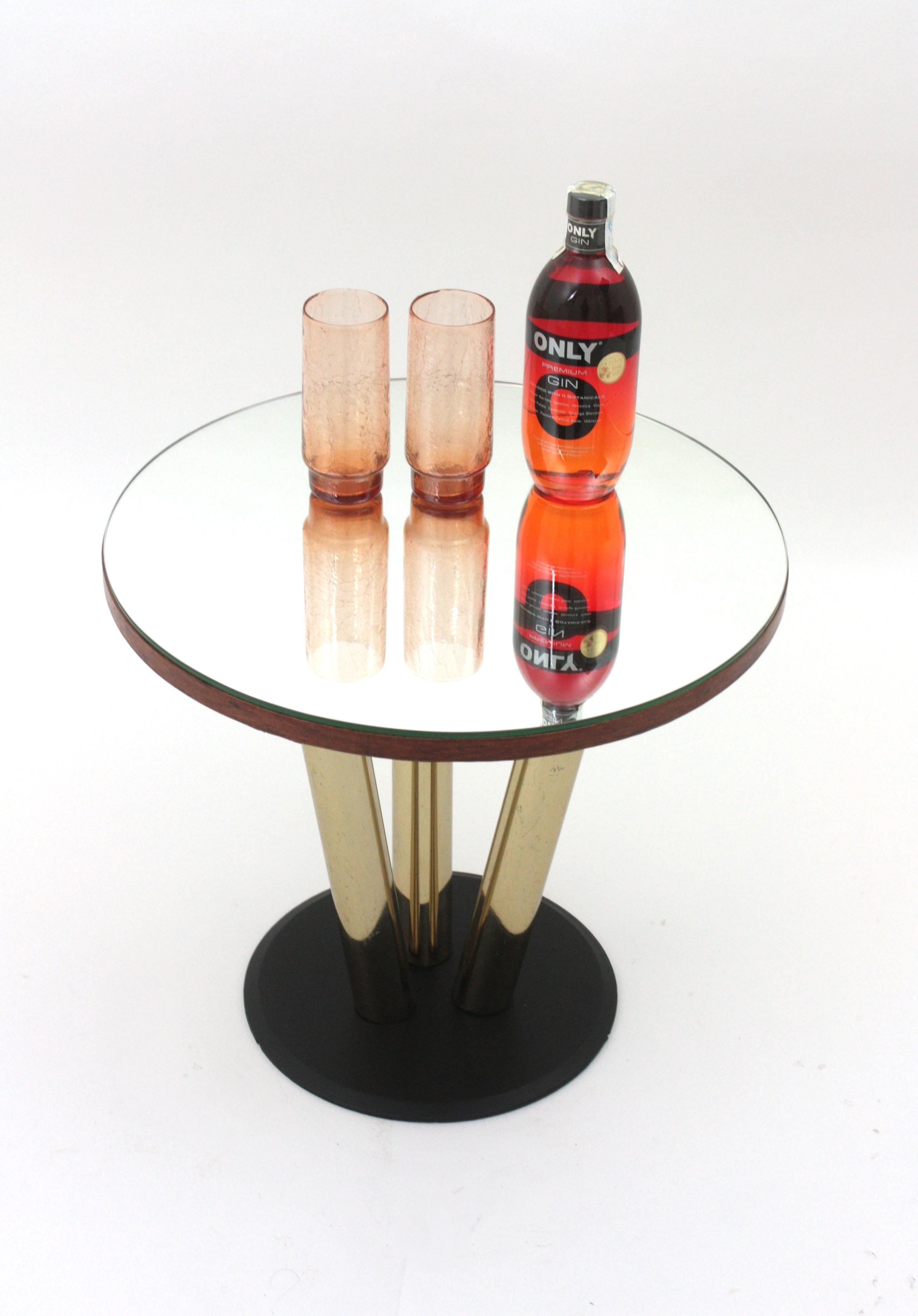 Espagnol Table basse ronde avec plateau en miroir et base en métal noir et laiton en vente