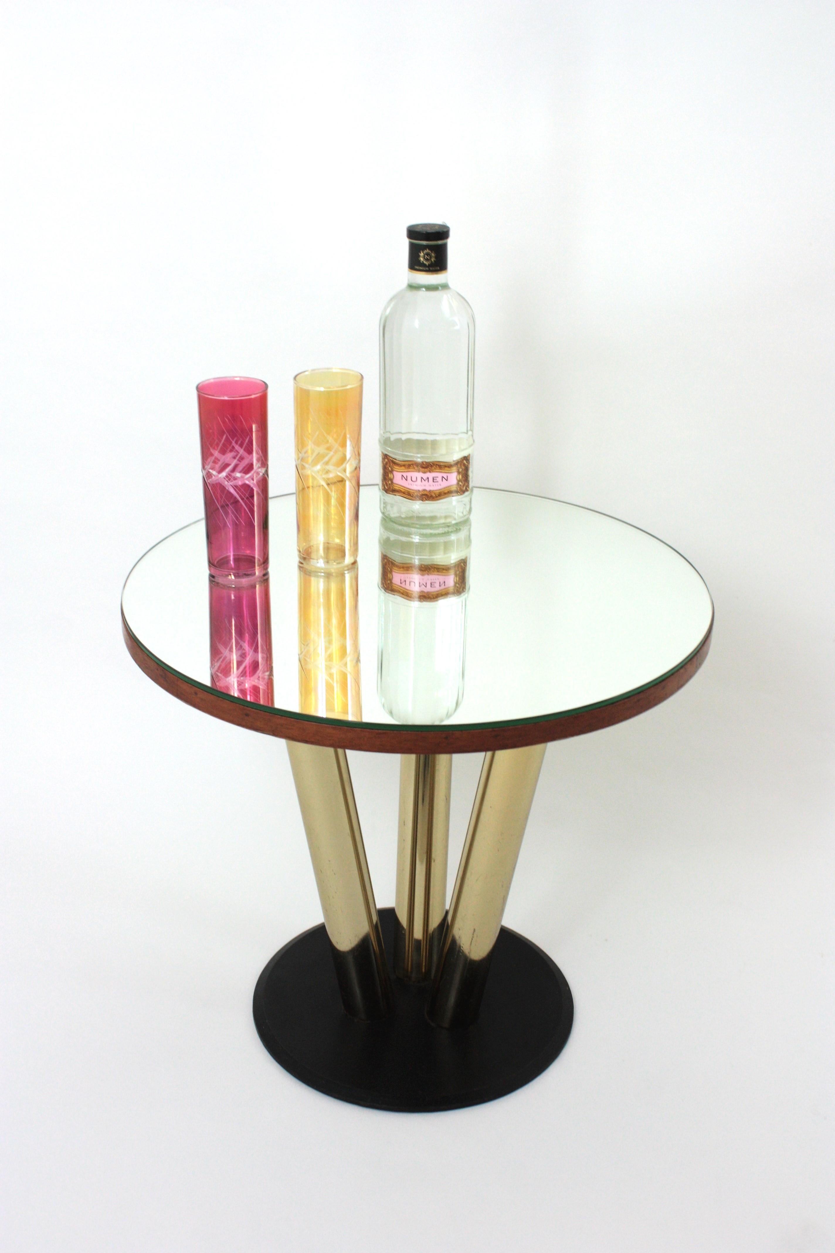 Espagnol Table basse ronde avec plateau en miroir et base en métal noir et laiton en vente