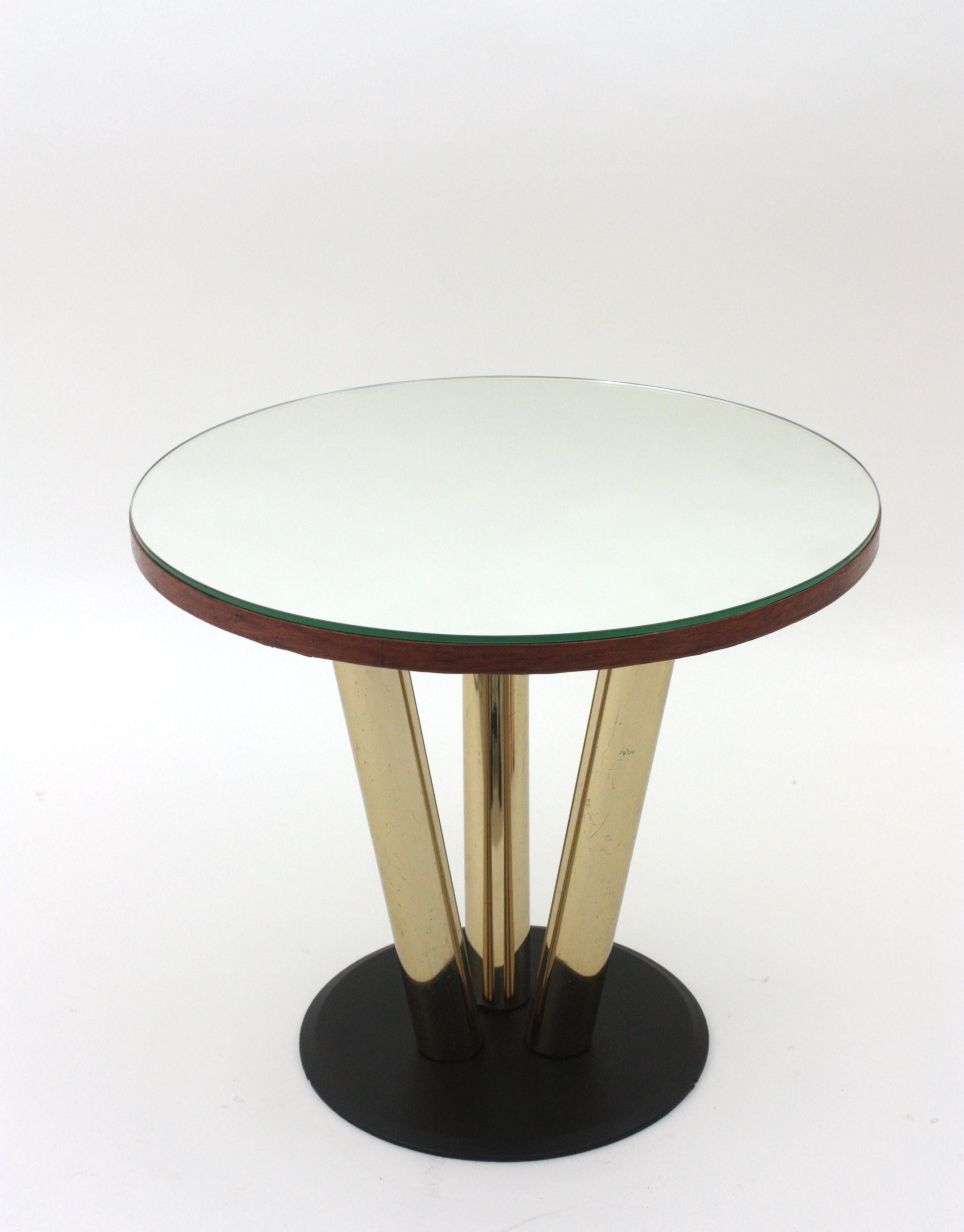 Laqué Table basse ronde avec plateau en miroir et base en métal noir et laiton en vente