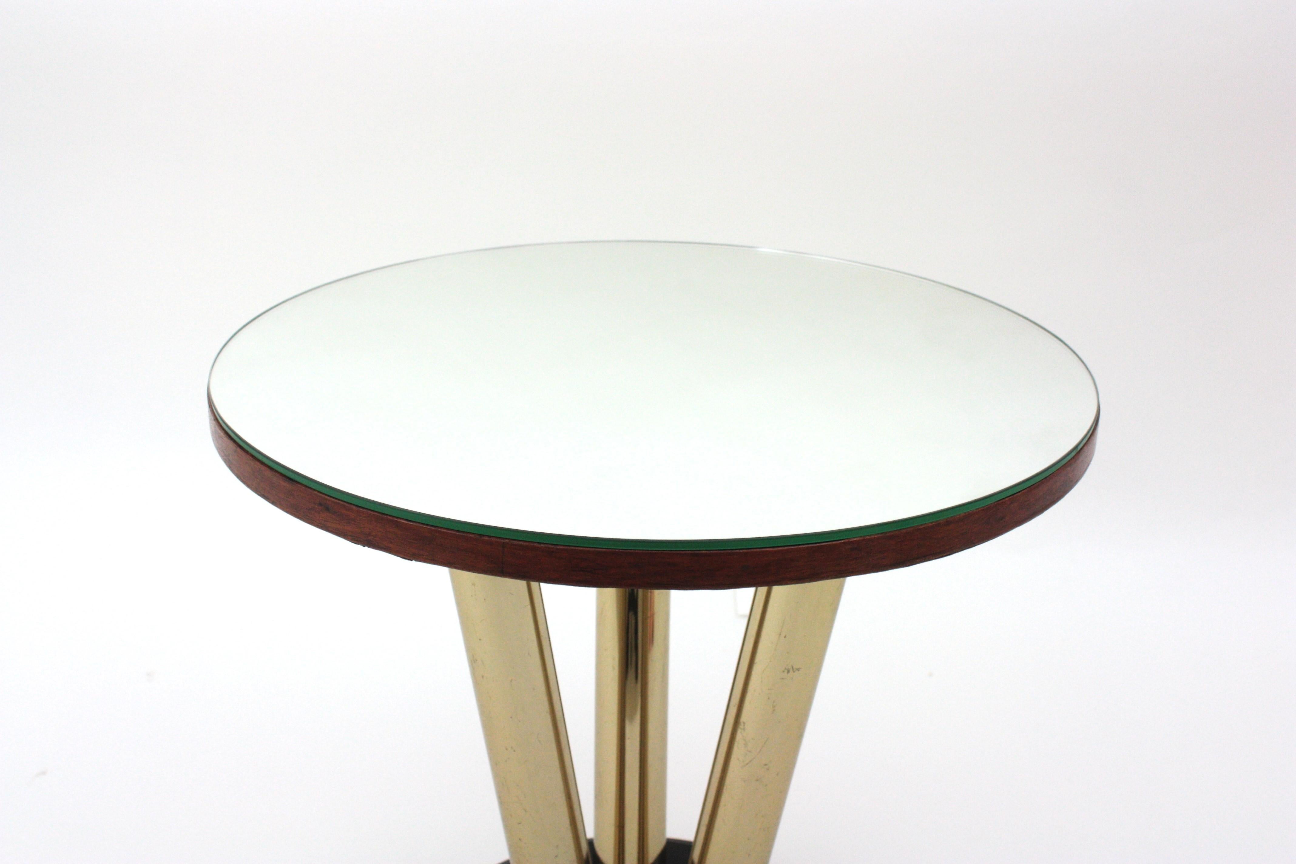 20ième siècle Table basse ronde avec plateau en miroir et base en métal noir et laiton en vente