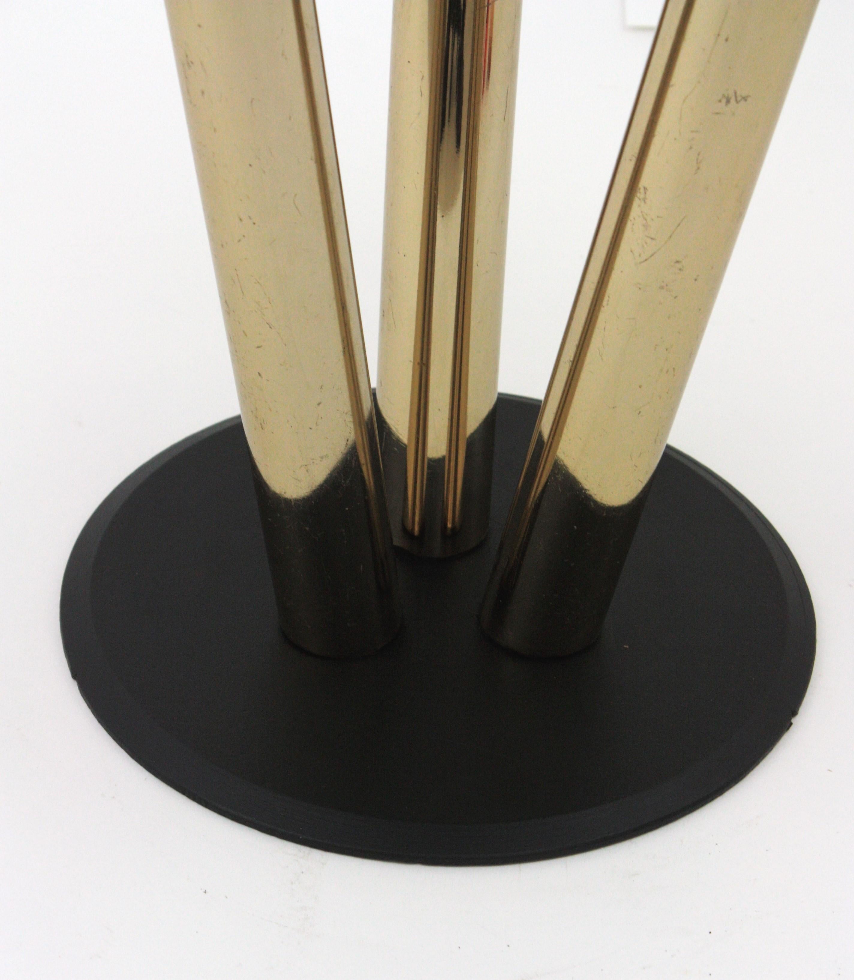 Laiton Table basse ronde avec plateau en miroir et base en métal noir et laiton en vente