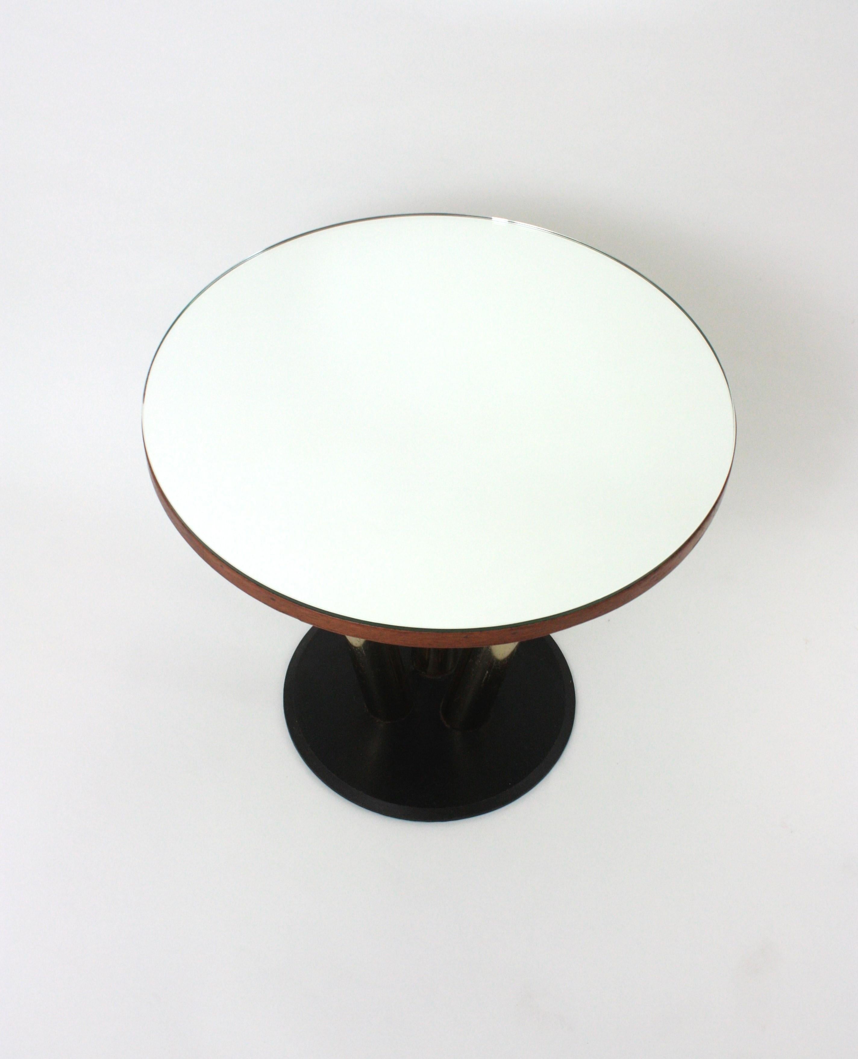 Laiton Table basse ronde avec plateau en miroir et base en métal noir et laiton en vente