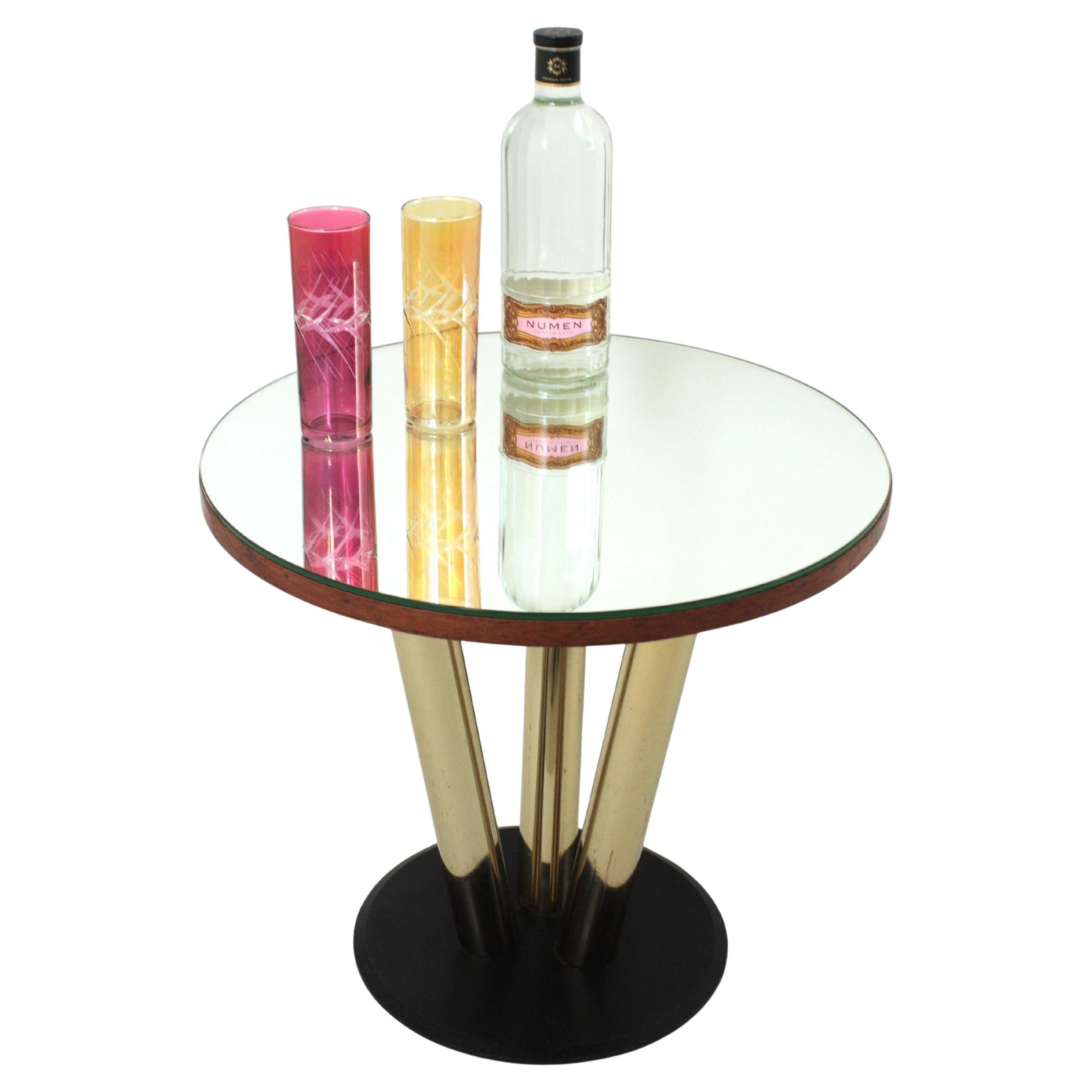 Table basse ronde avec plateau en miroir et base en métal noir et laiton