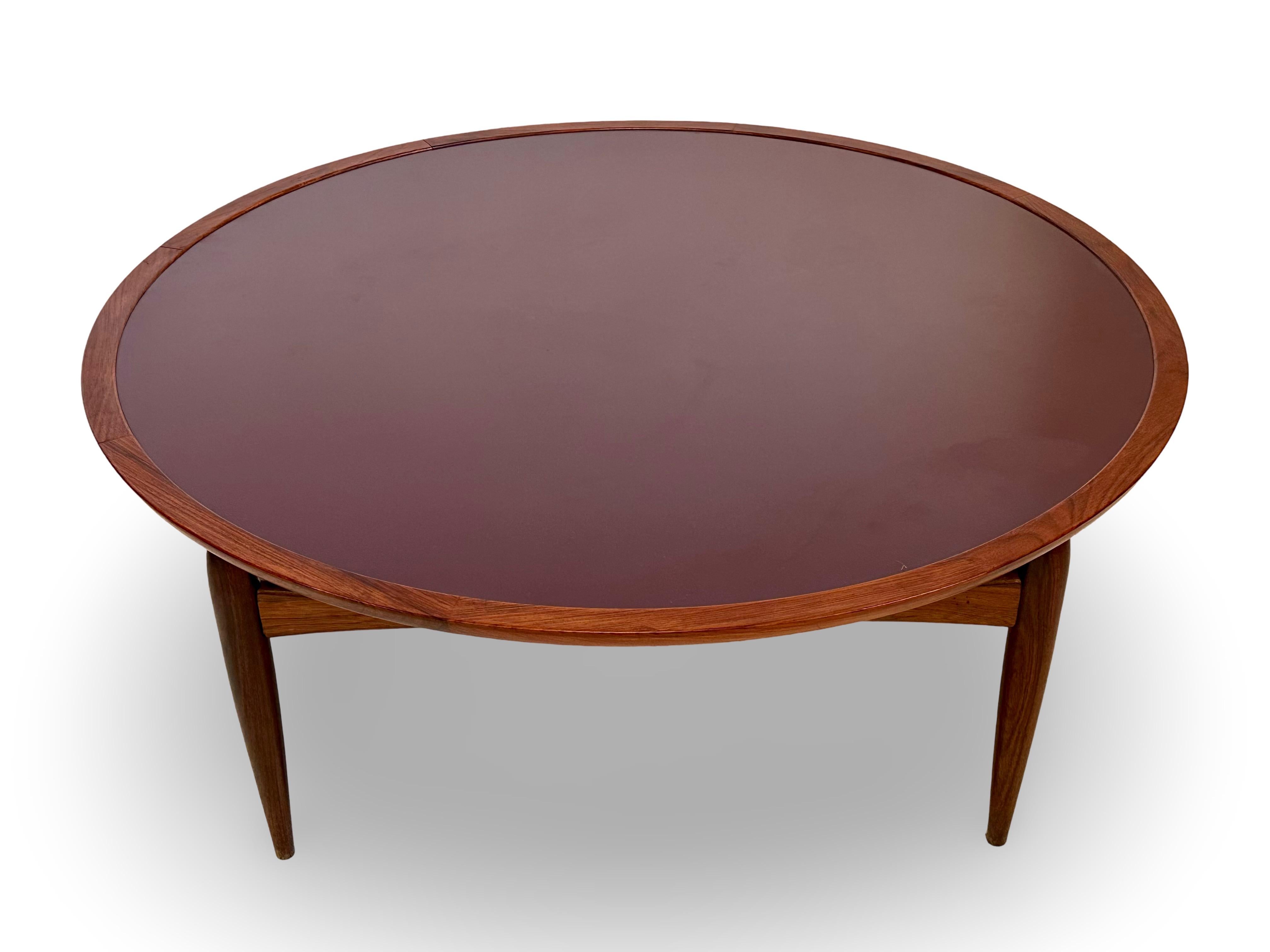 Rare round coffee table with reversable top.
Bordeaux formica or rosewood top.
Designed and produced around 1960.
Ejvind A. Johannson and L.Pontoppidan, Denmark.