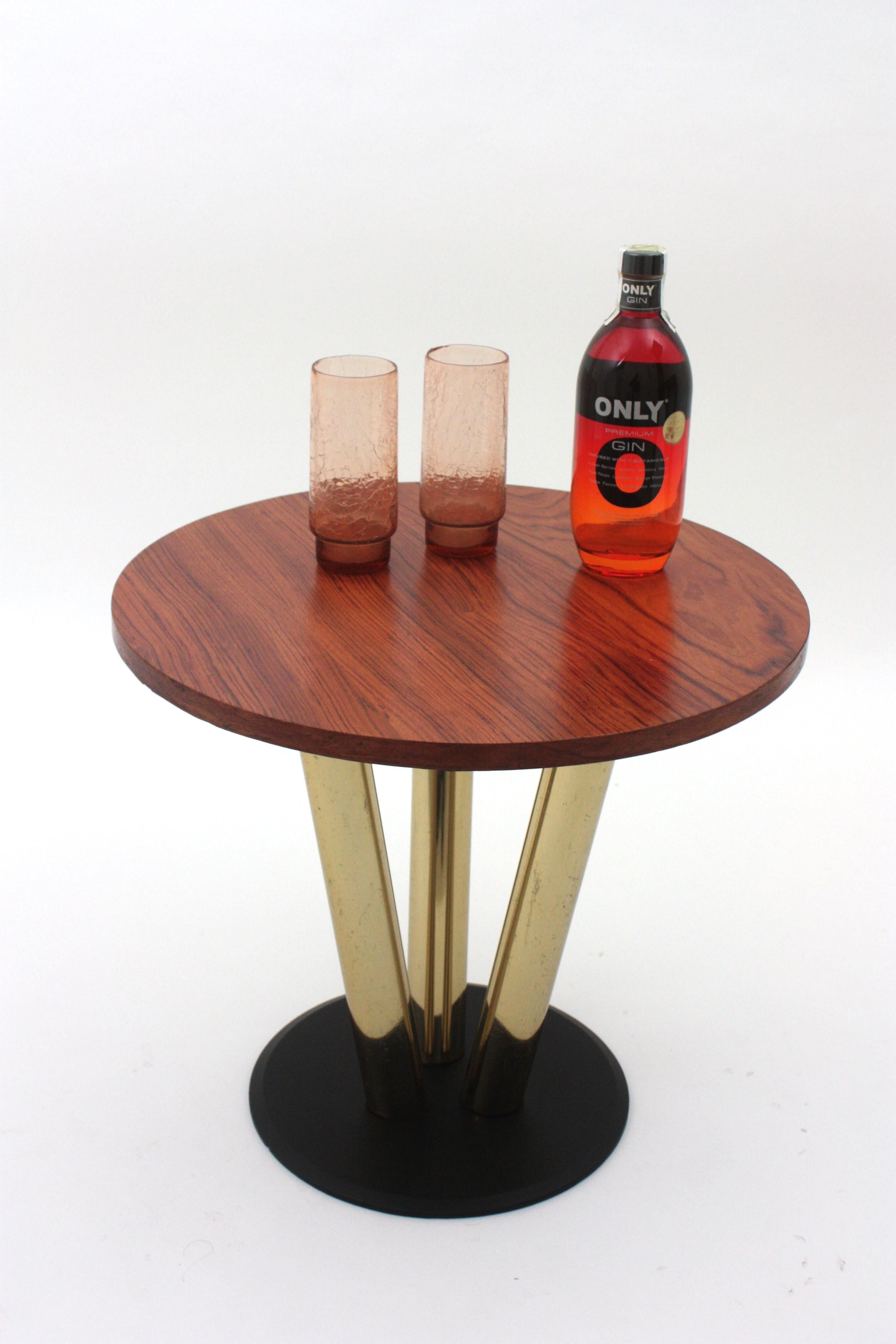 Table basse ronde avec plateau en Wood, base en métal noir et laiton, années 1950 en vente 3