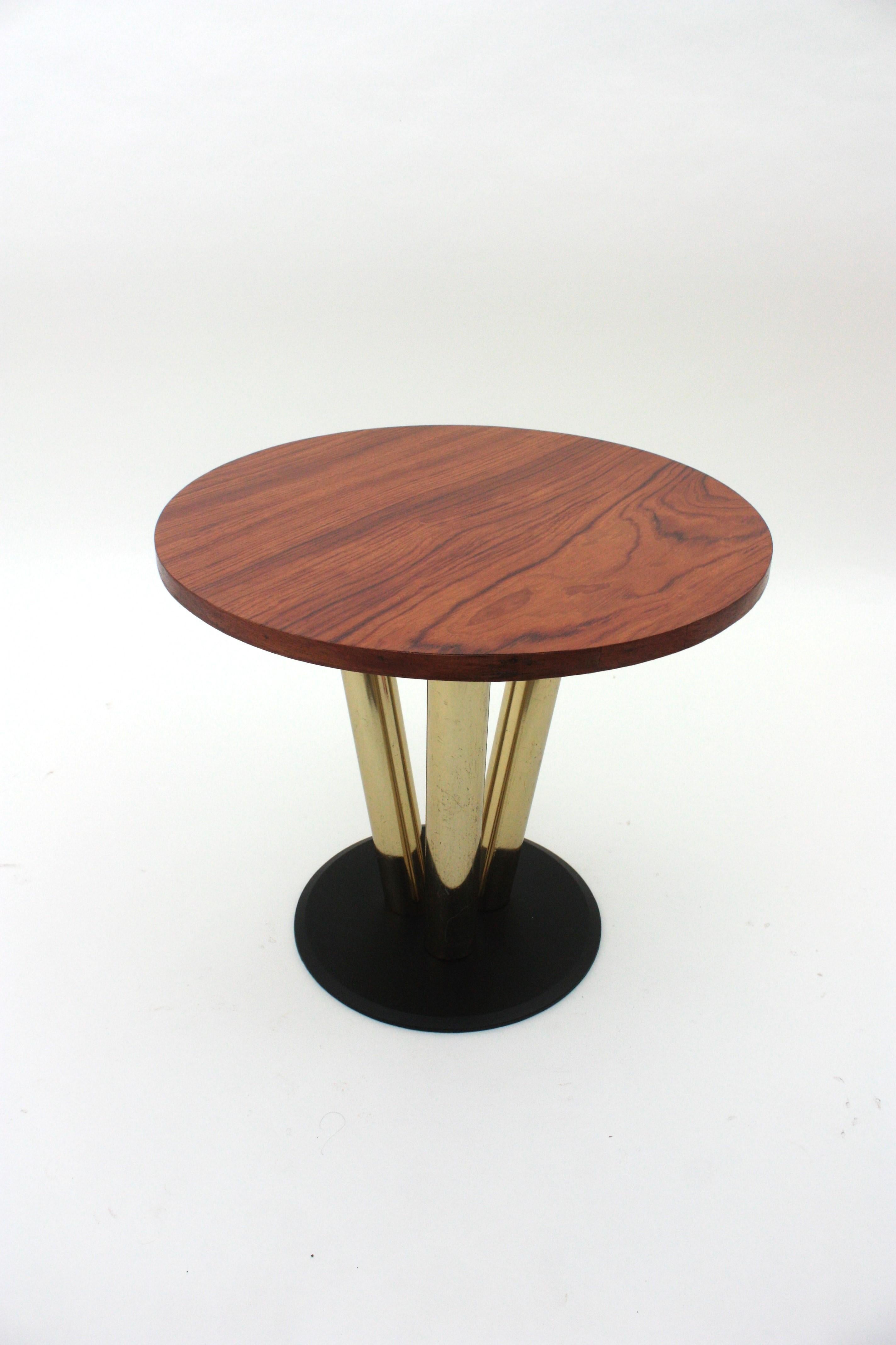 Table basse ronde avec plateau en Wood, base en métal noir et laiton, années 1950 en vente 4